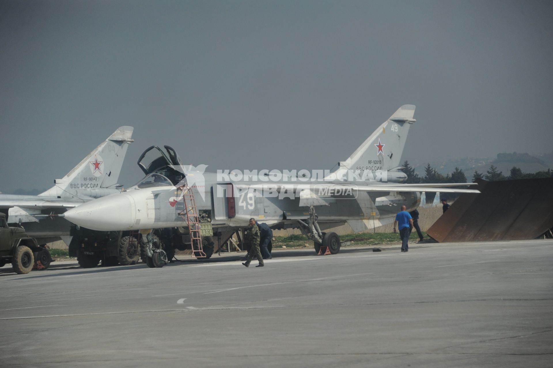 Сирия. Российский бомбардировщик Су-24 на авиабазе `Хмеймим` в сирийской провинции Латакия.