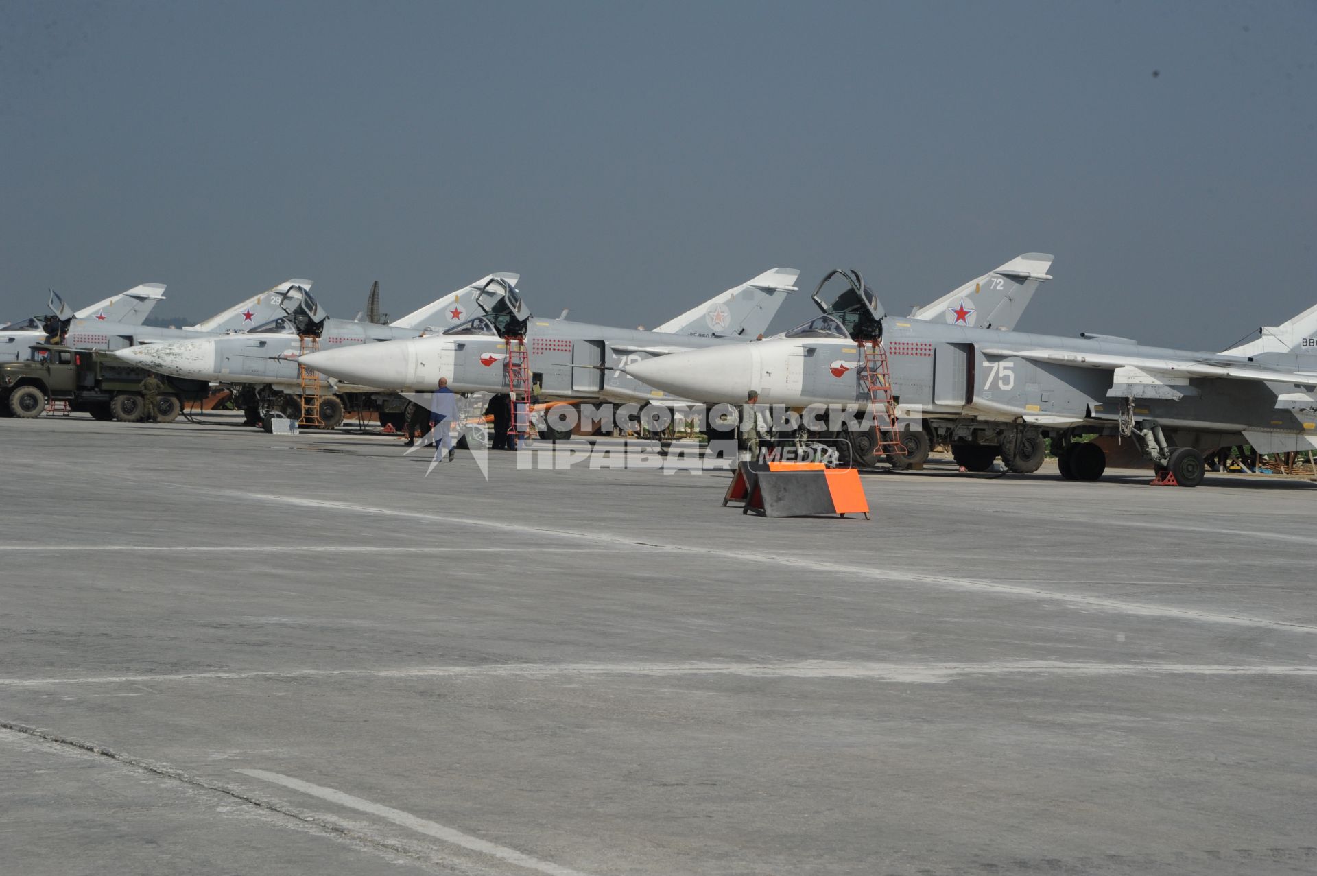 Сирия. Российские бомбардировщики Су-24 на авиабазе `Хмеймим` в сирийской провинции Латакия.