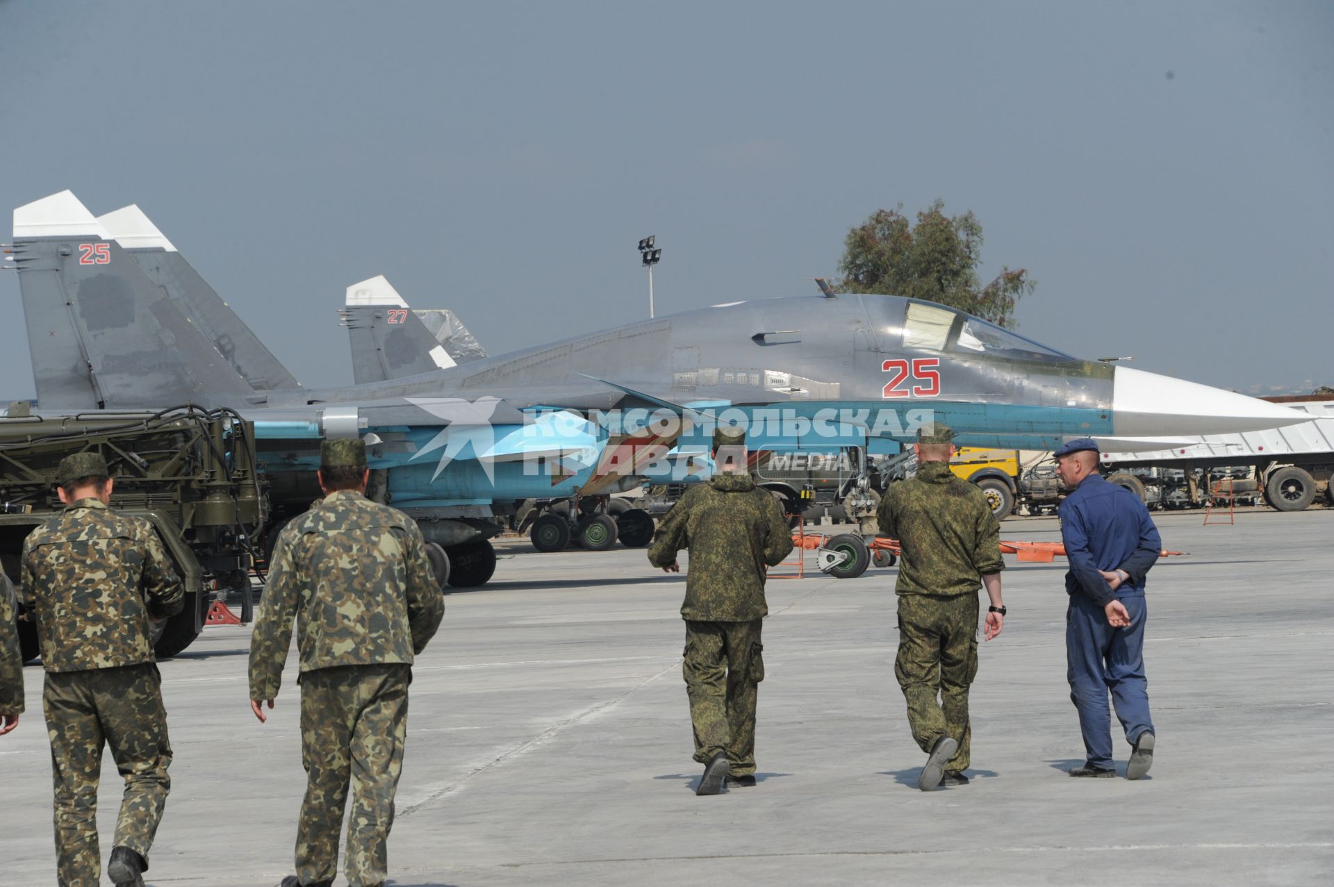 Сирия. Российскиq истребитель-бомбардировщик Су-34 на авиабазе `Хмеймим` в сирийской провинции Латакия.