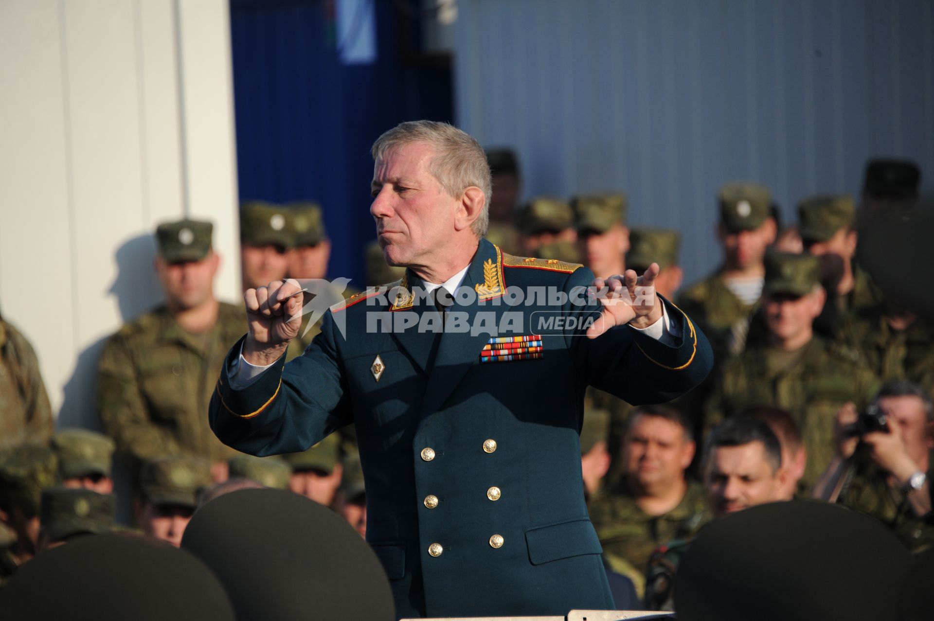 Сирия. Главный военный дирижер Минобороны РФ, генерал-лейтенант, народный артист России Валерий Халилов во время концерта Иосифа Кобзона на российской авиабазе `Хмеймим` в сирийской провинции Латакия.