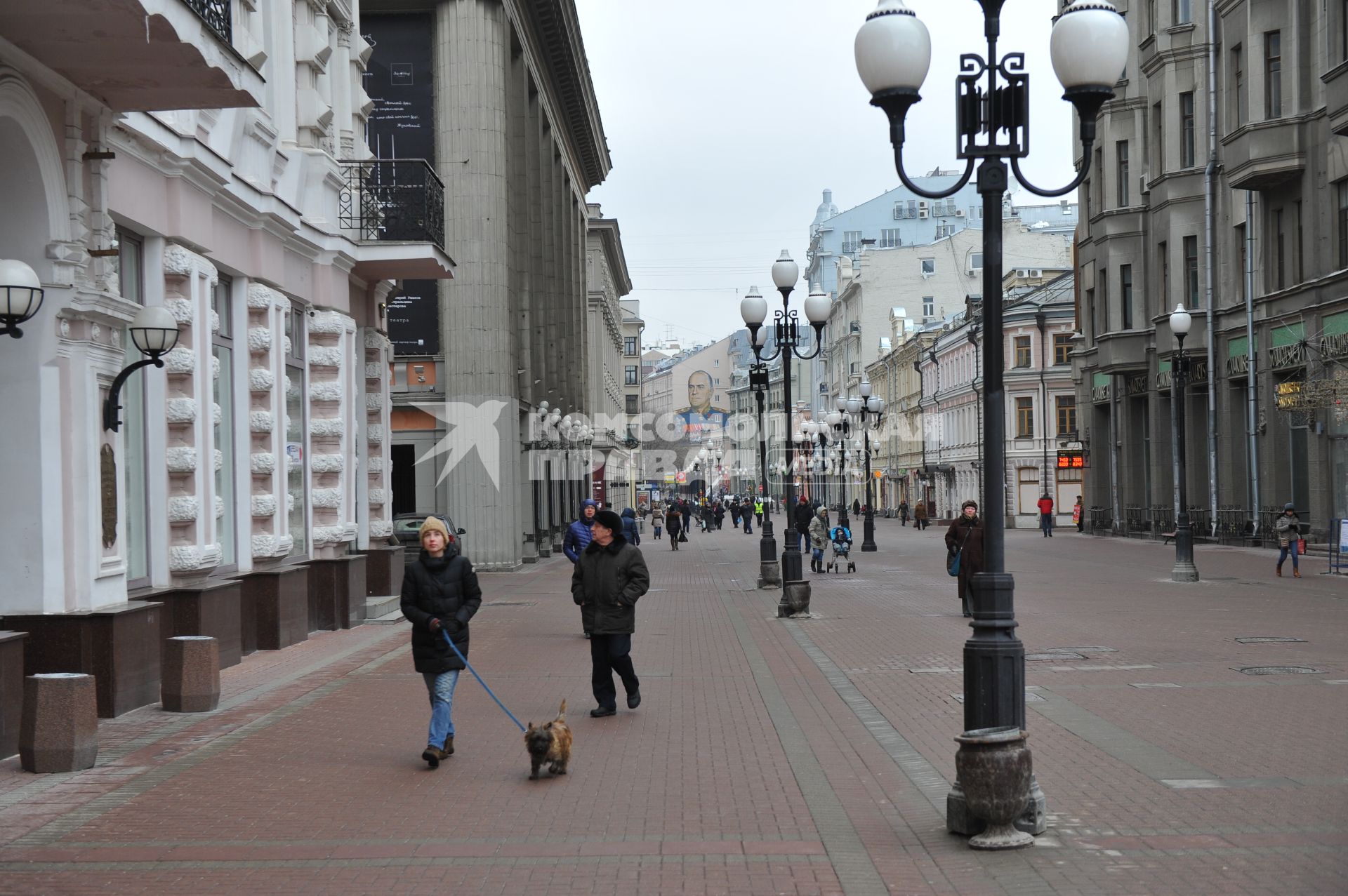 Москва. Прохожие на Старом  Арбате.