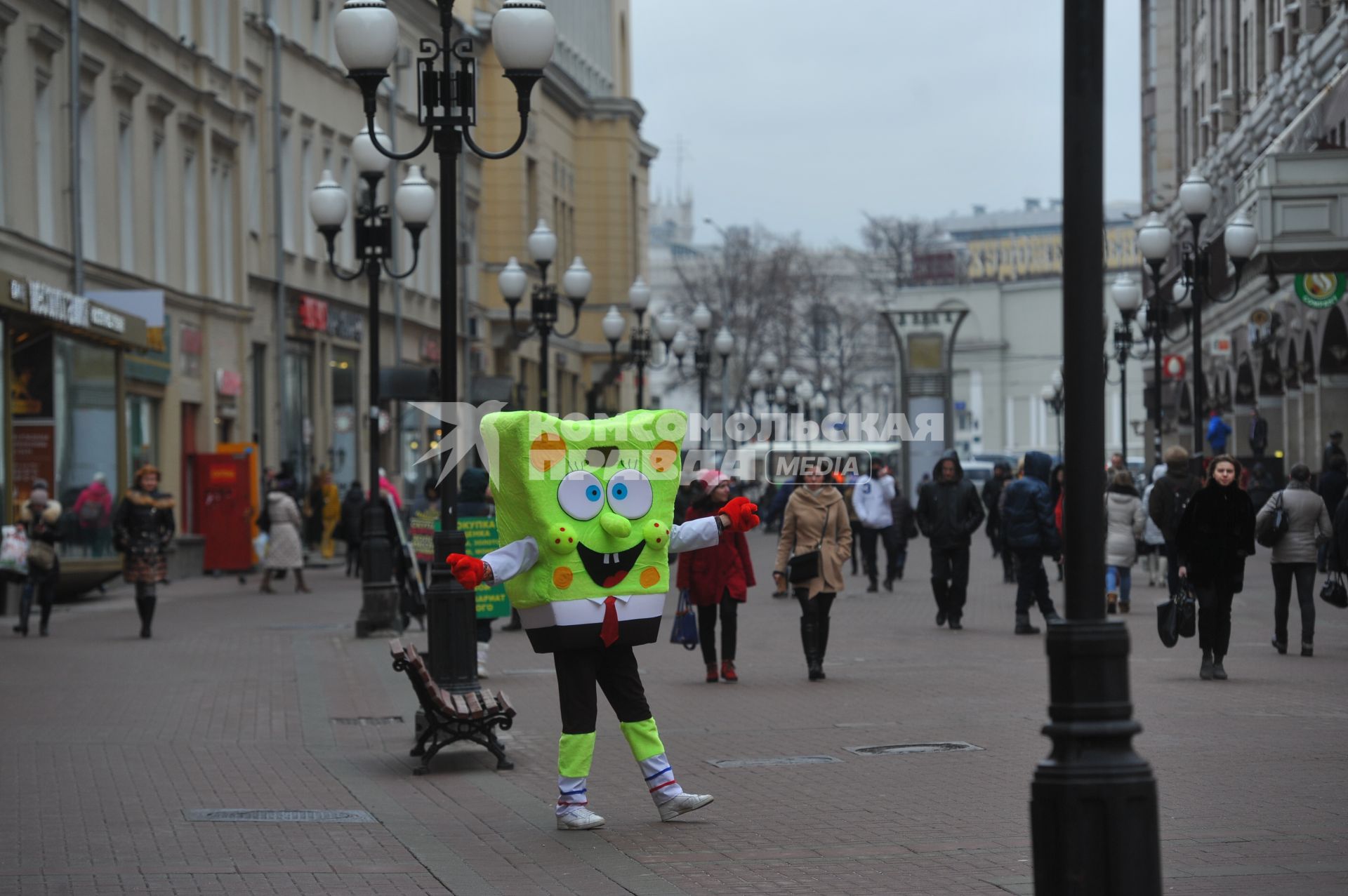 Москва. Ростовая кукла в костюме Спанч Боба на Старом  Арбате.