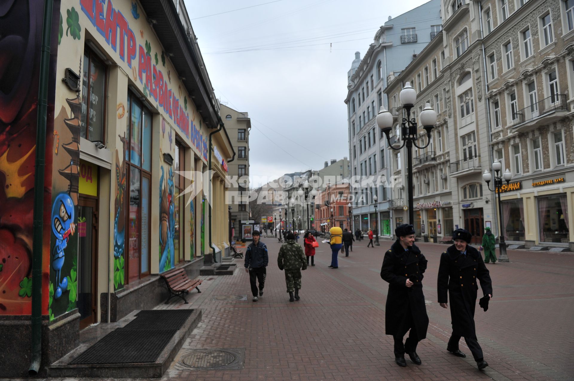 Москва. Прохожие на Старом  Арбате.