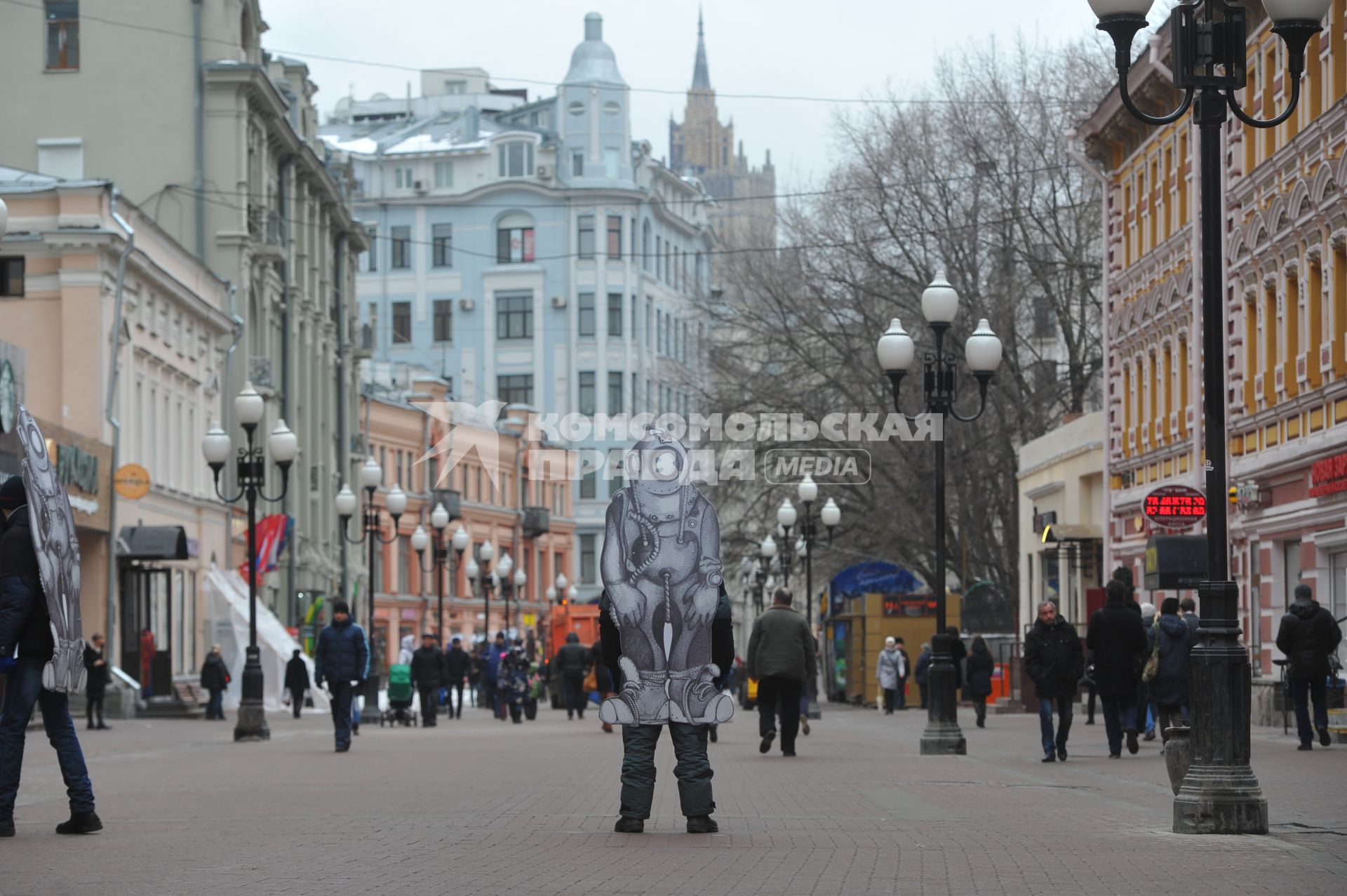 Москва. Прохожие на Старом  Арбате.