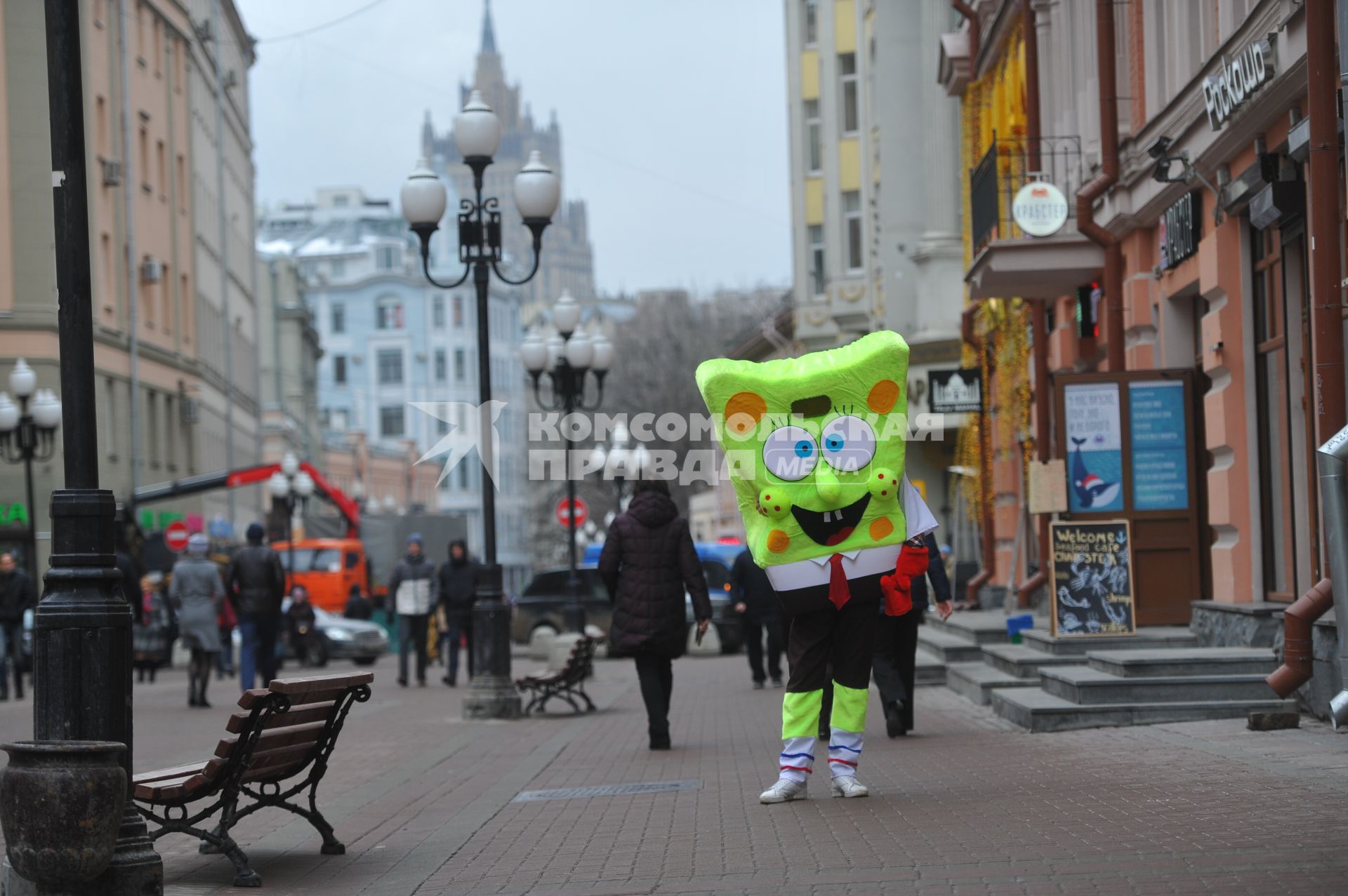 Москва. Ростовая кукла в костюме Спанч Боба на Старом  Арбате.