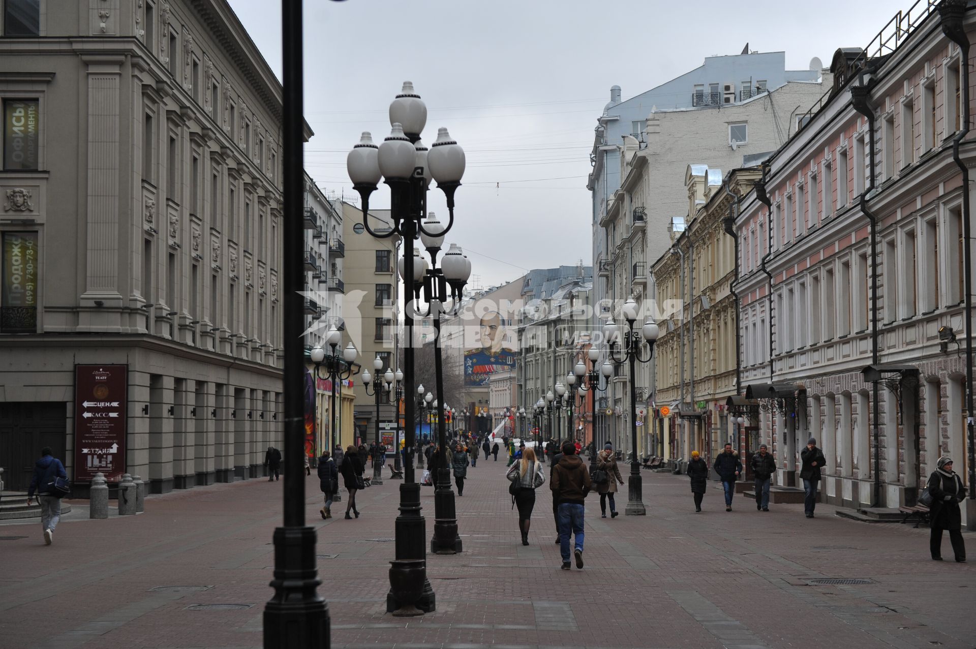 Москва.  Портрет маршала Георгия Жукова на торце дома на Старом  Арбате.