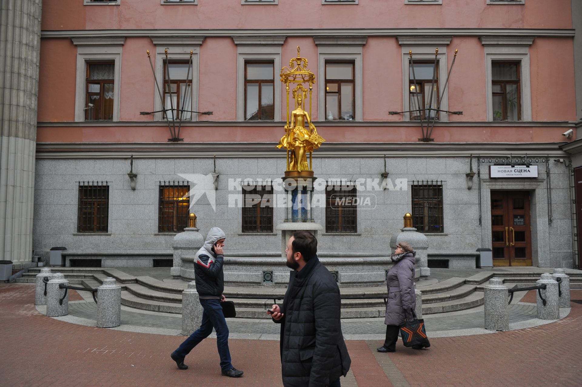 Москва. Фонтан `Принцесса Турандот` возле театра им. Вахтангова на Старом Арбате.