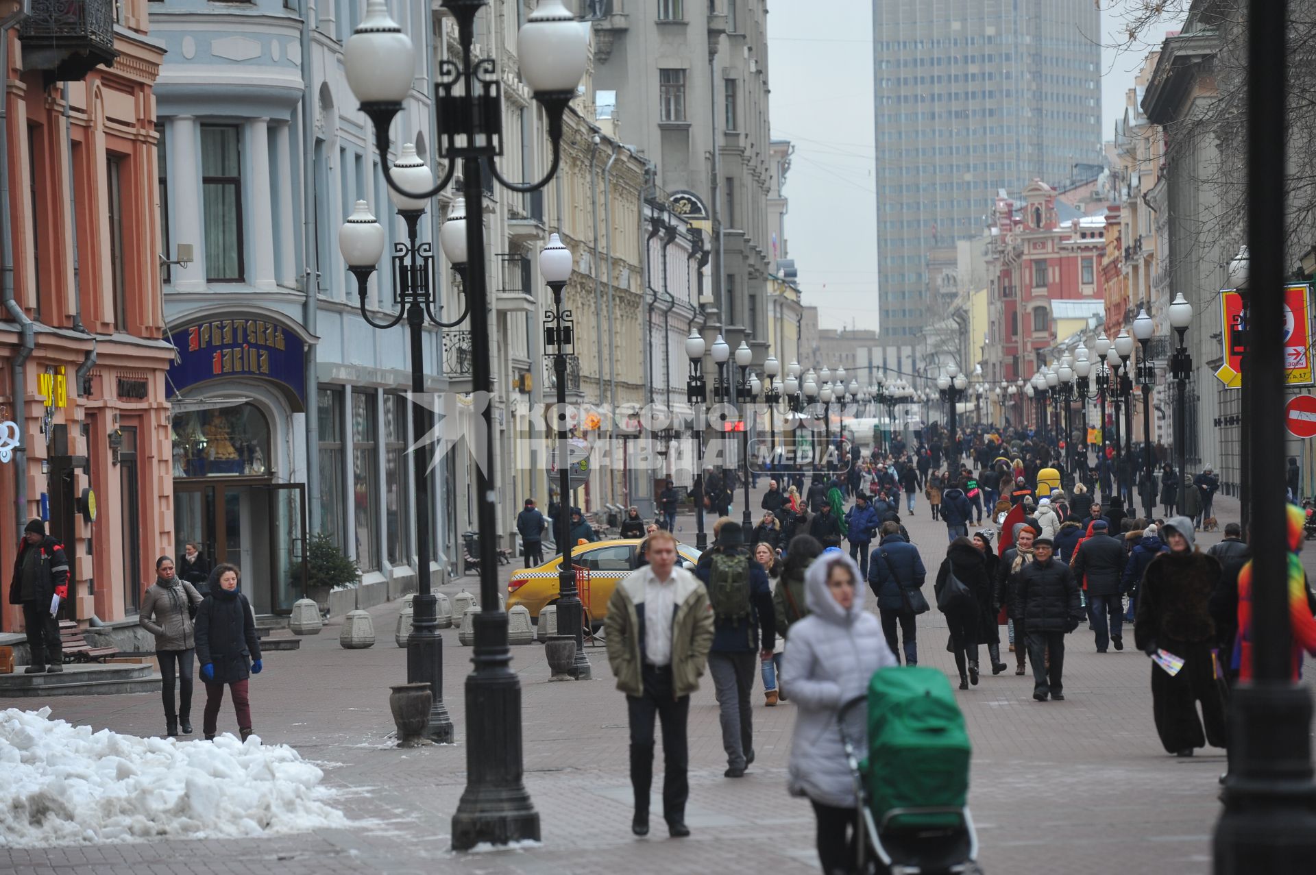 Москва. Прохожие на Старом Арбате.