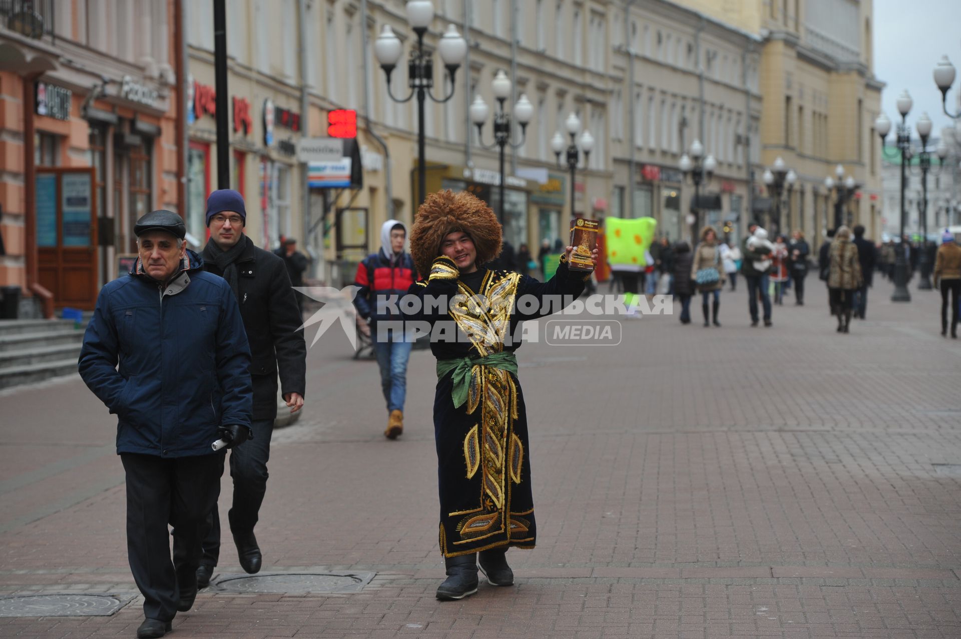 Москва. Человек-реклама в узбекском национальном костюме на Старом  Арбате раздает листовки.