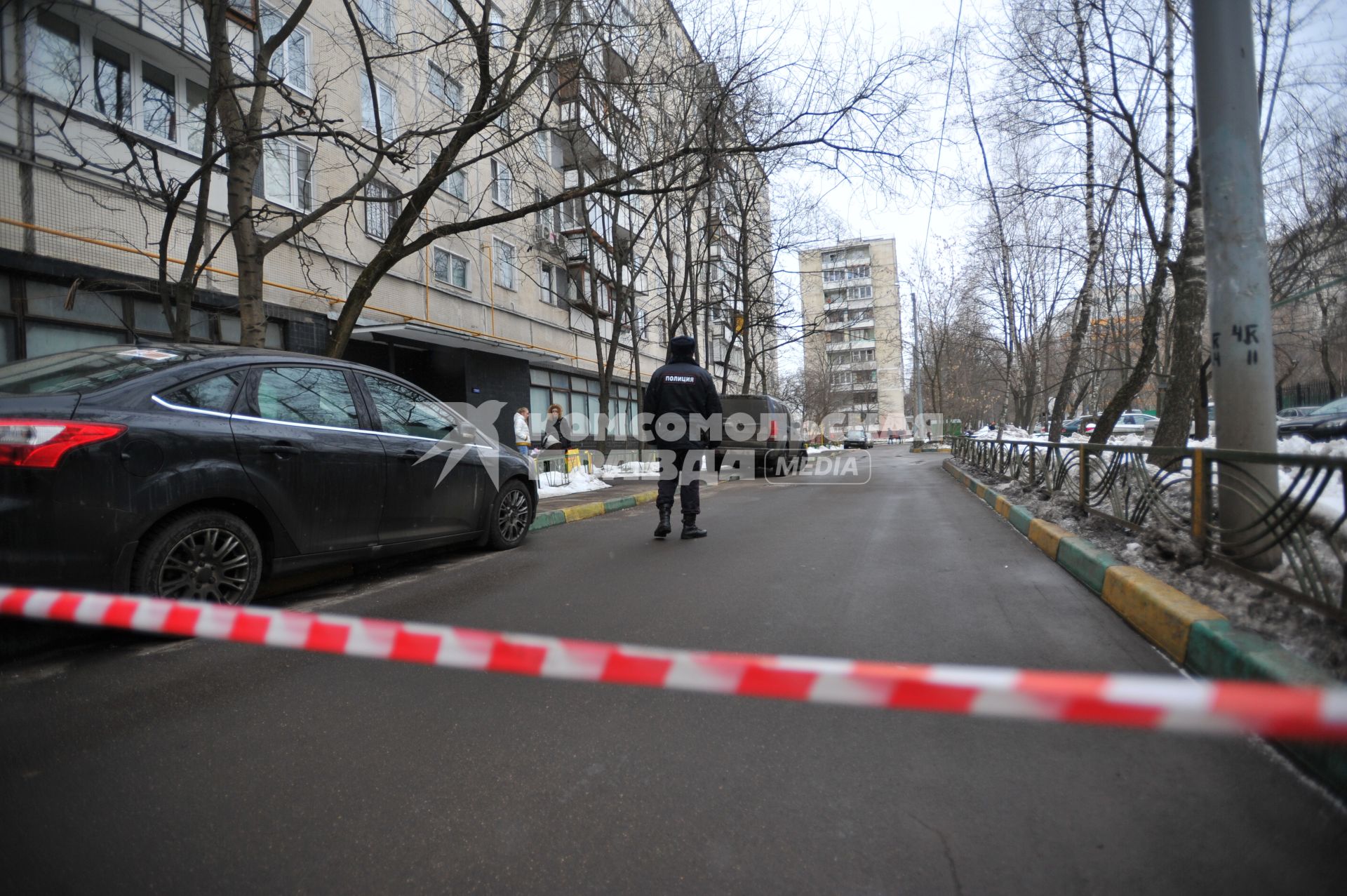 Москва.  Сотрудник полиции у дома на улице Народного Ополчения, где няня, подозреваемая в жестоком убийстве 4-летнего ребенка, совершила поджог квартиры.