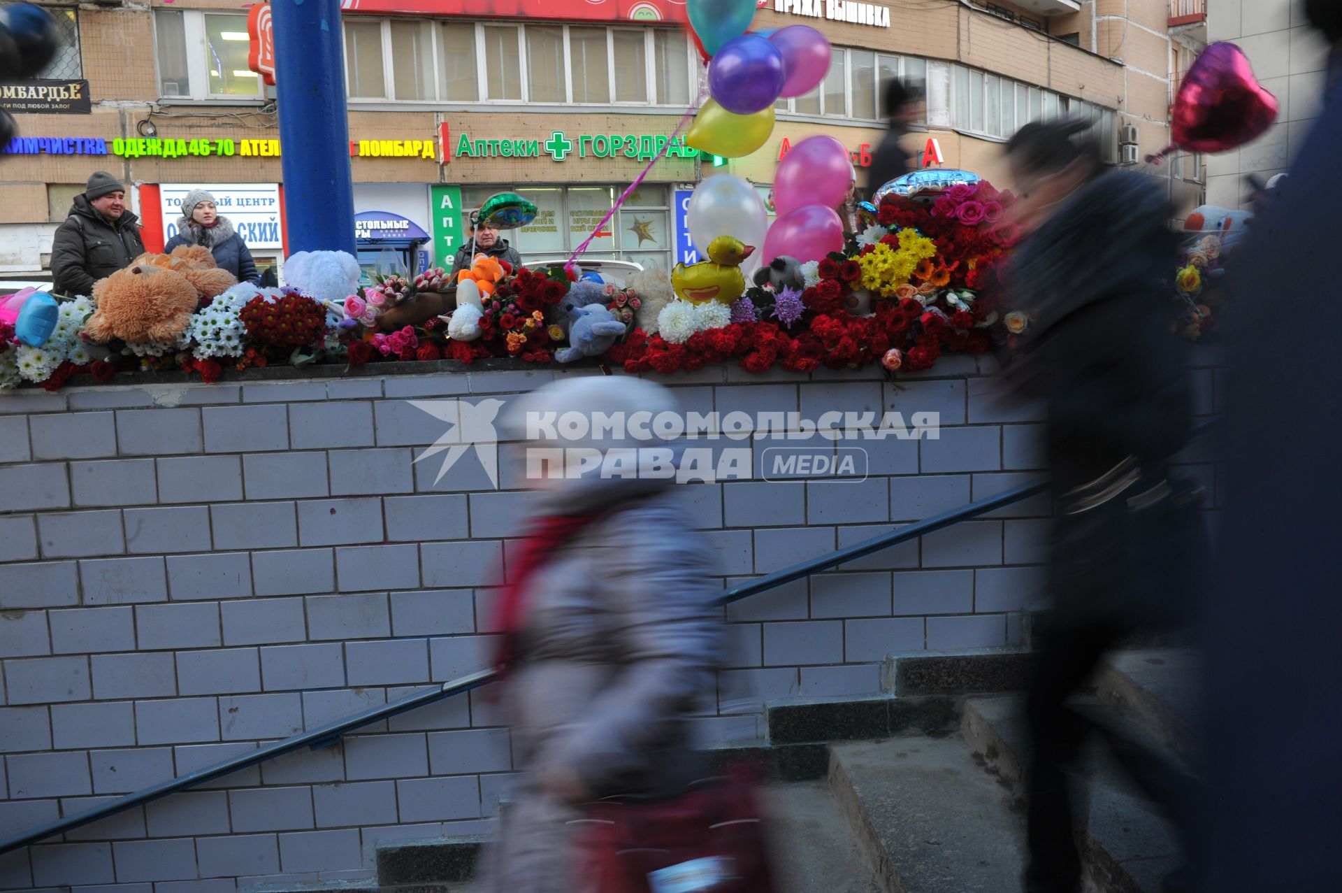 Москва.   Цветы и игрушки в память об убитой девочке у входа на станцию метро `Октябрьское поле`.