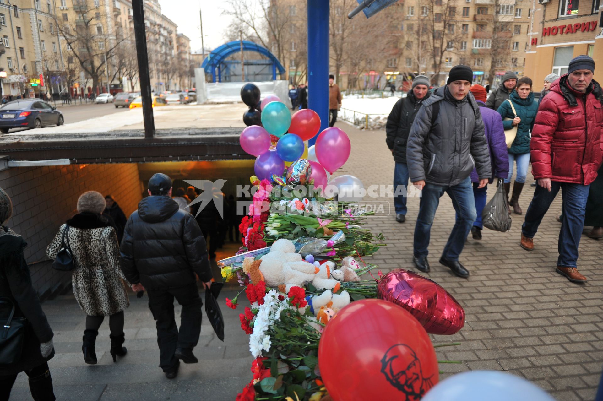 Москва.   Цветы и игрушки в память об убитой девочке у входа на станцию метро `Октябрьское поле`.