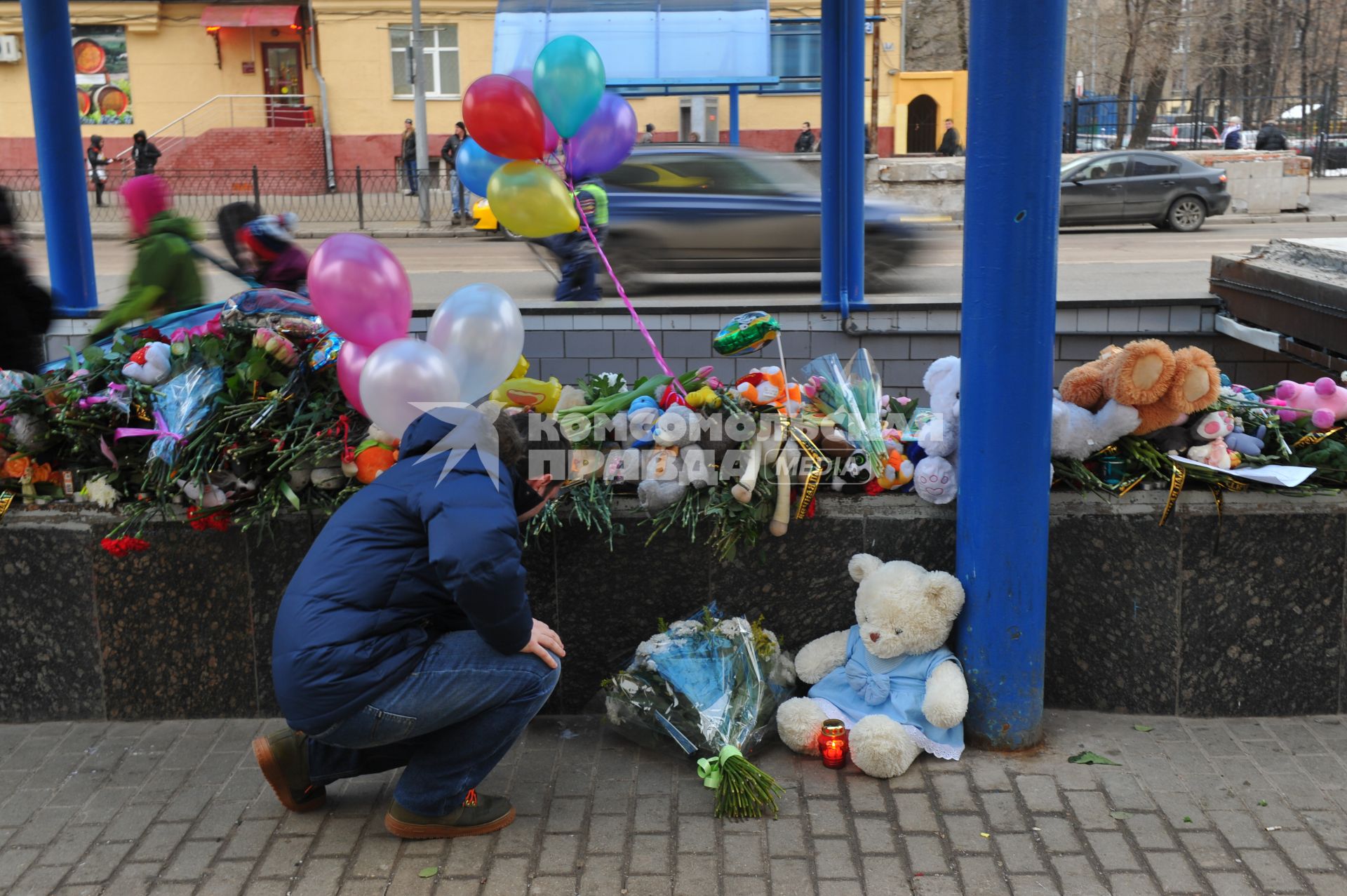 Москва.   Цветы и игрушки в память об убитой девочке у входа на станцию метро `Октябрьское поле`.