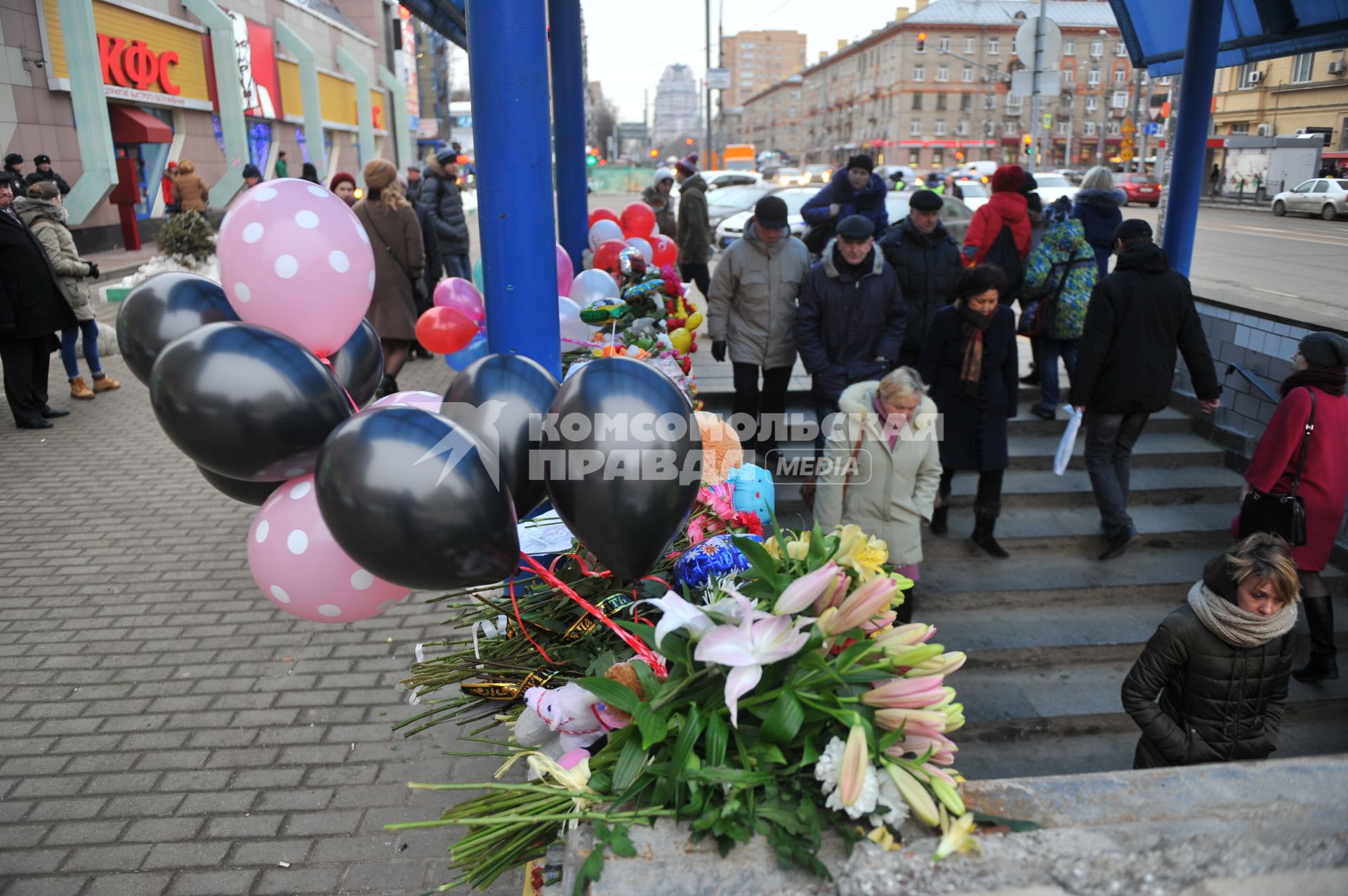 Москва.   Цветы и игрушки в память об убитой девочке у входа на станцию метро `Октябрьское поле`.