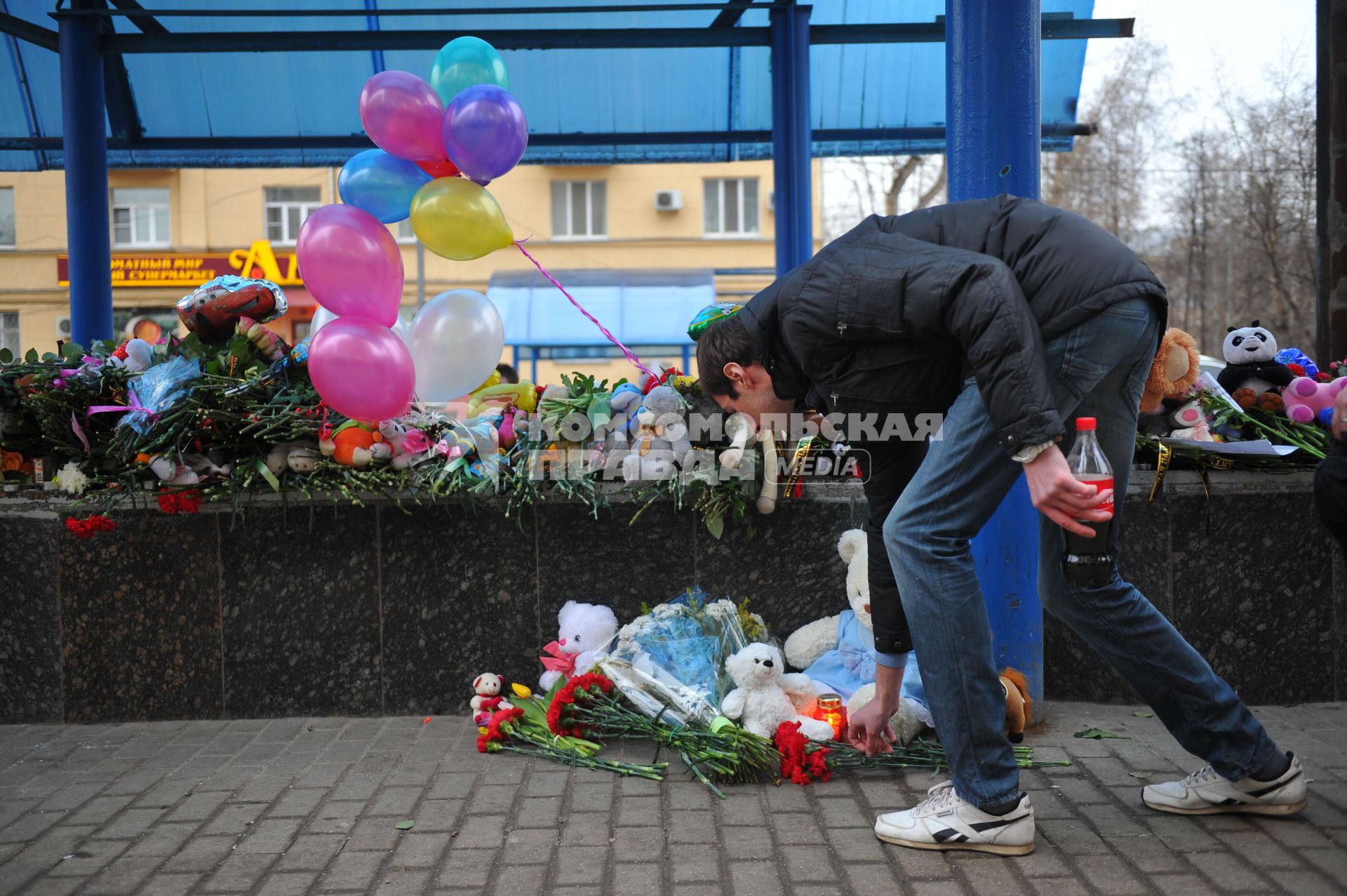 Москва.  Цветы и игрушки в память об убитой девочке у входа на станцию метро `Октябрьское поле`.