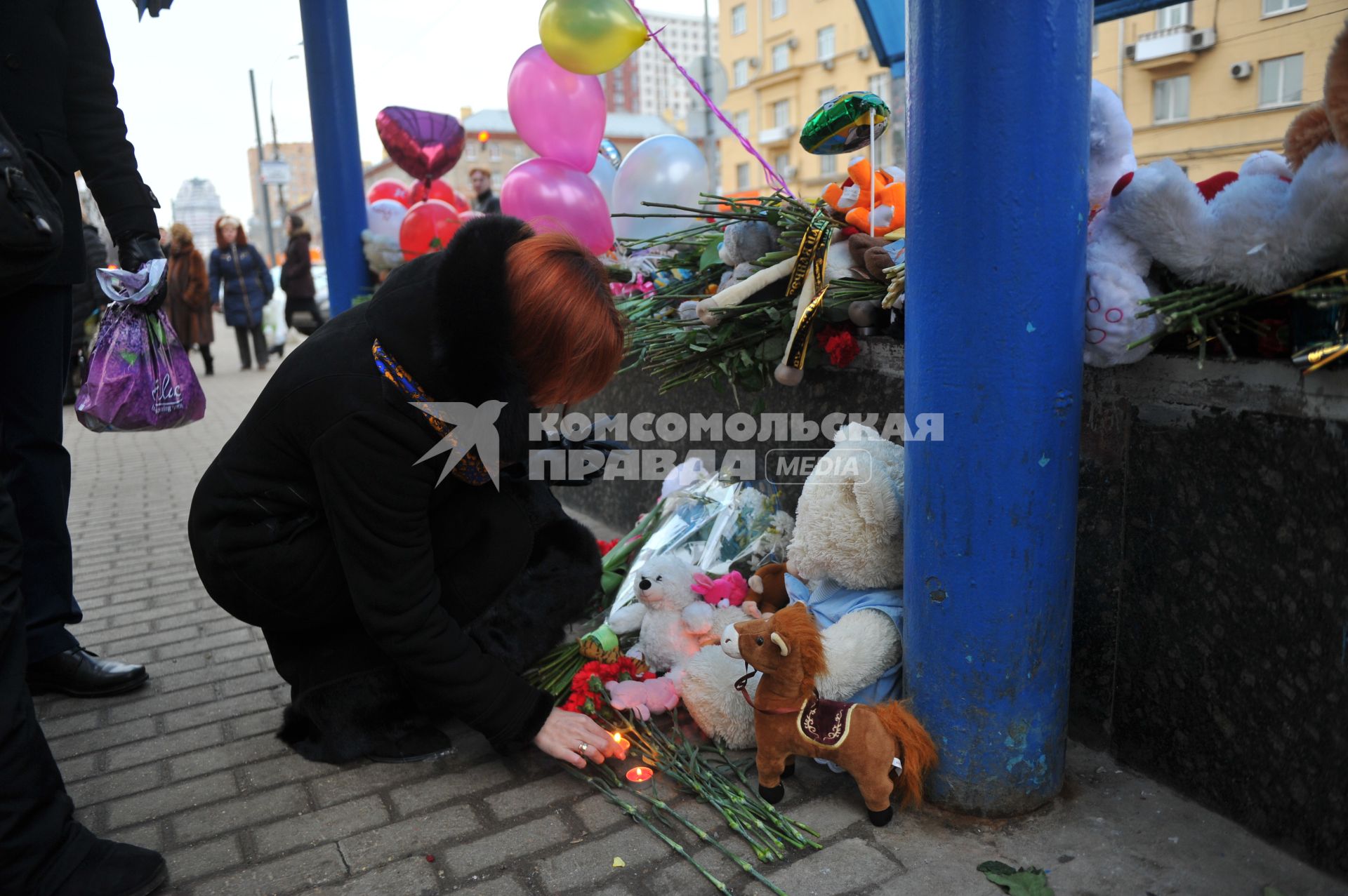 Москва.  Цветы и игрушки в память об убитой девочке у входа на станцию метро `Октябрьское поле`.