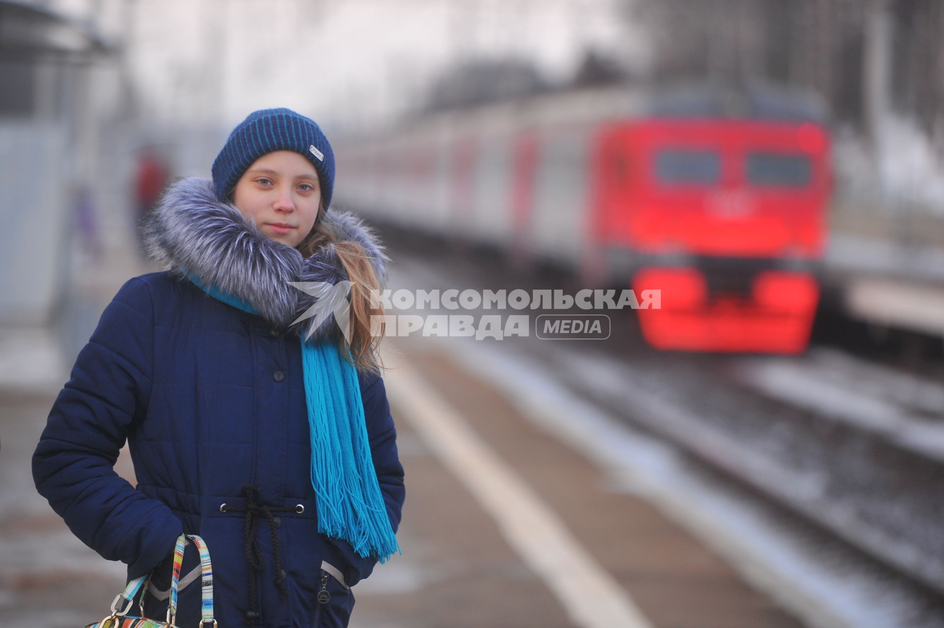 Московская область.  Школьница Нина Налимова на железнодорожной станции Березки Дачные. Остановку на станции Березки Дачные отменили 1 октября 2015 года. После обращения отца девочки, которой было сложно добираться на тренировки по бальным танцам в Зеленоград, поезда снова останавливаются на этой станции.