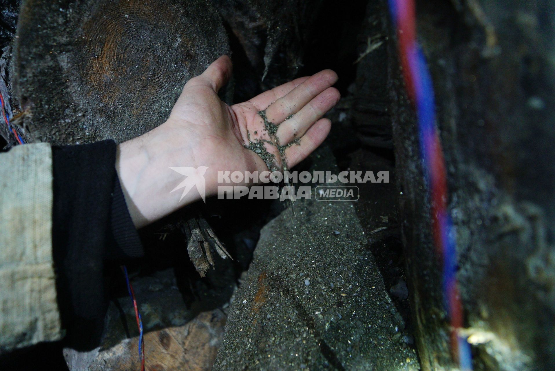 Свердловская область, г. Березовский. Березовский золотодобывающий рудник. Горняк в шахте держит горную породу.