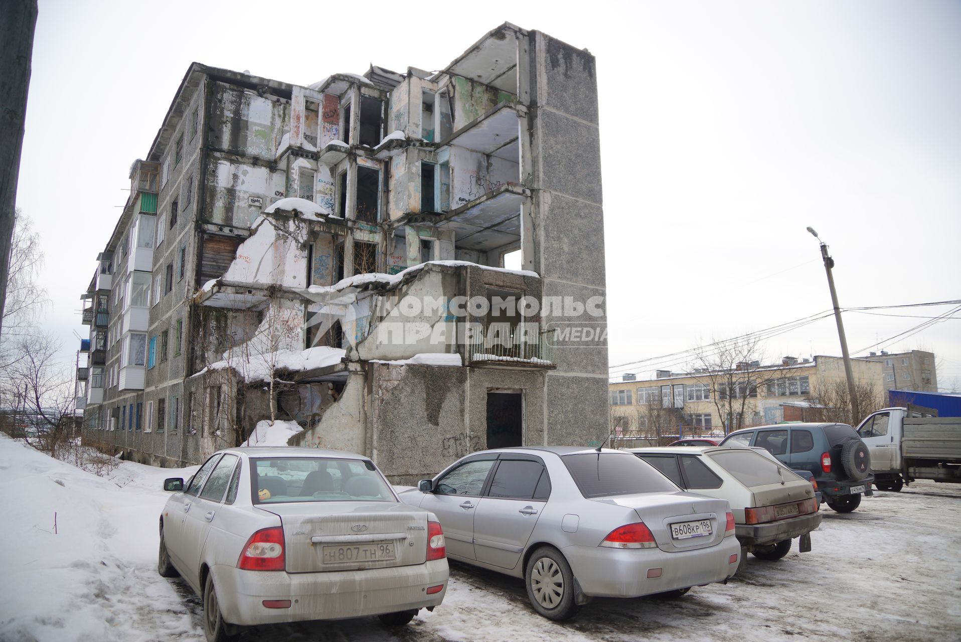 Свердловская область. Жилой дом в поселке Вересовка, где в 1996 году произошел взрыв бытового газа, уже более 20 лет стоит без подъезда.