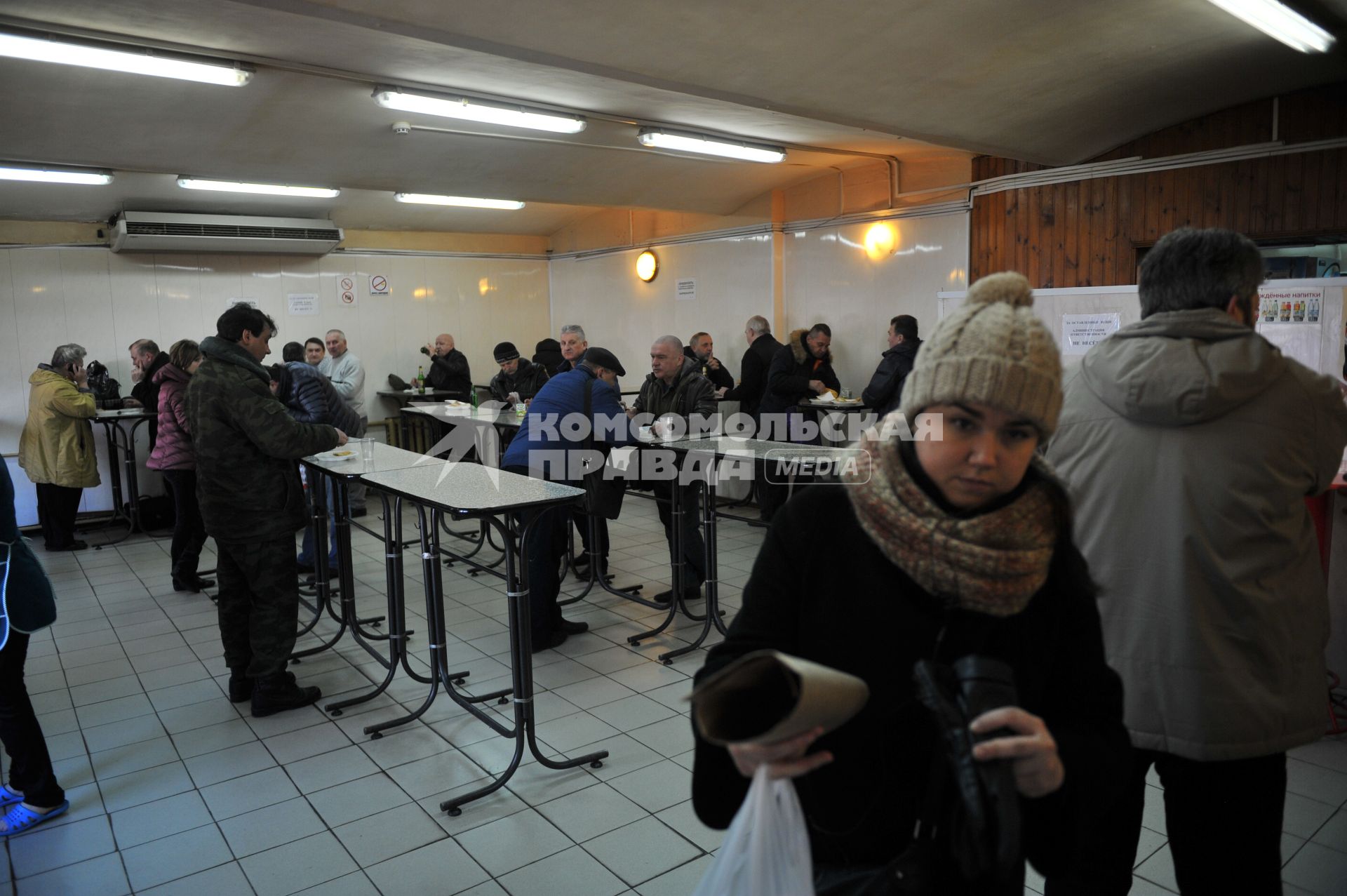 Москва.  Посетители за стойками чебуречной `Дружба`, которая находится в Панкратьевском переулке рядом с метро `Сухаревская`.