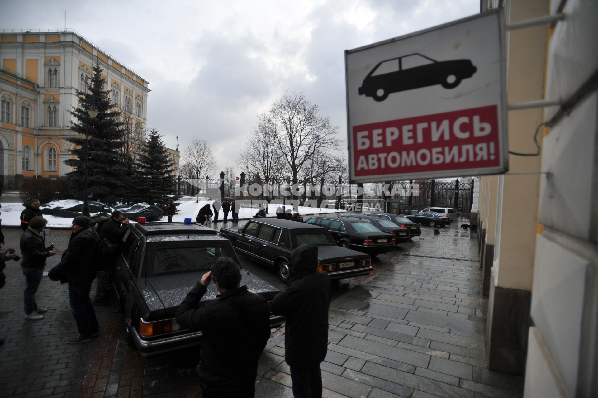 Москва. Машины из Гаража особого назначения (ГОН) на Дворцовой площади Кремля.