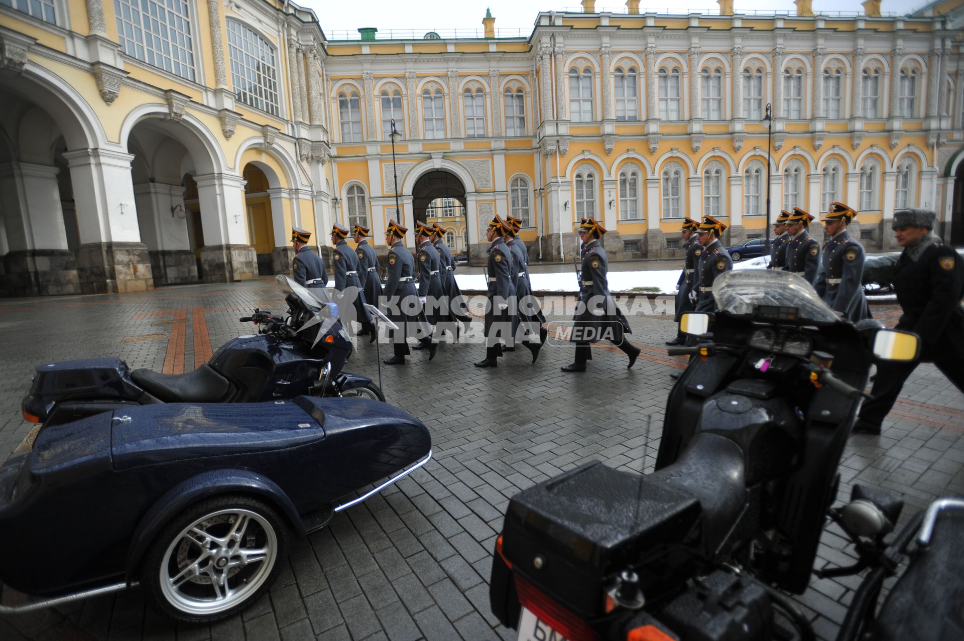 Москва. Рота почетного караула  проходит по Дворцовой площади Кремля.