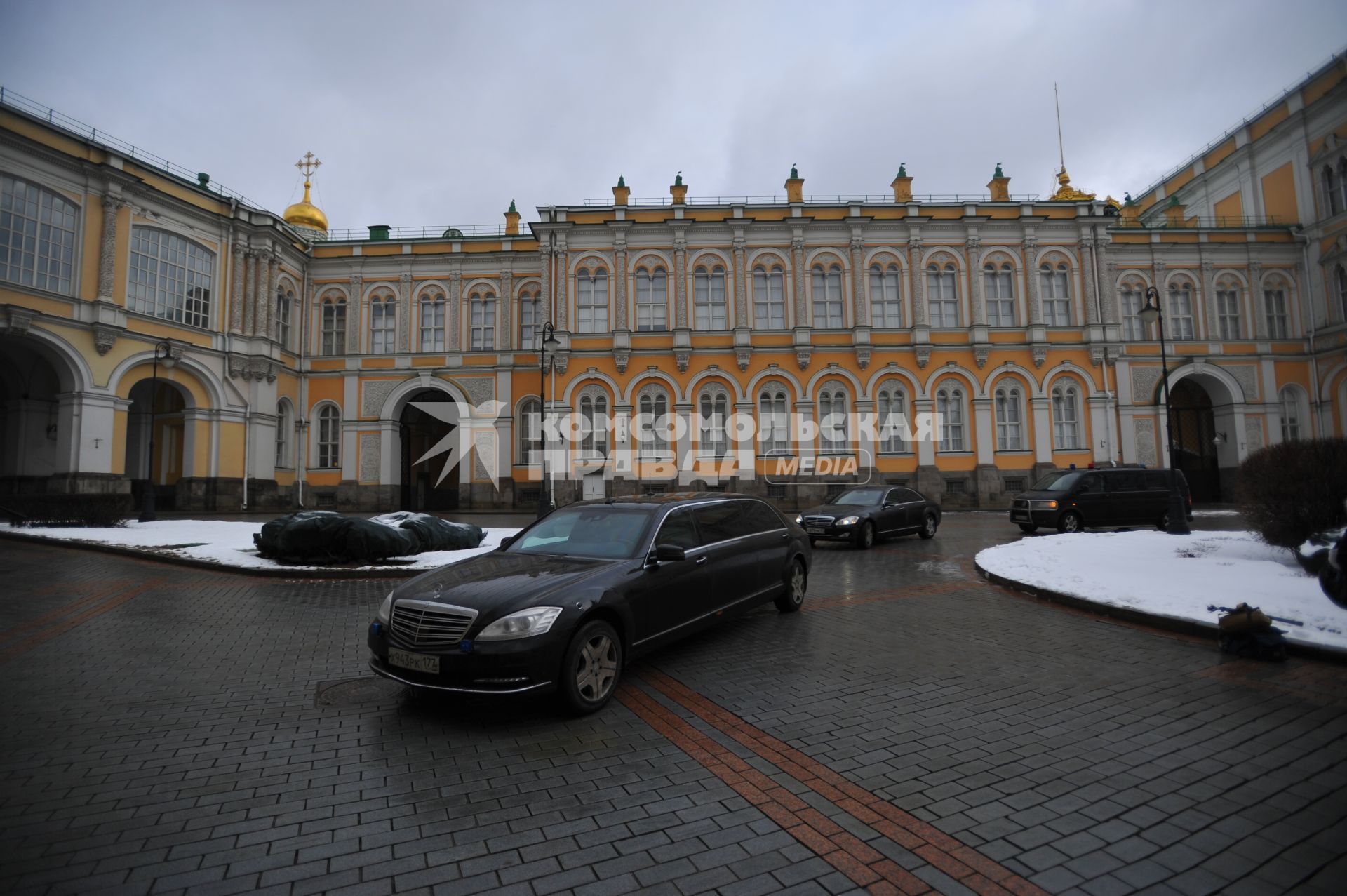 Москва. Машины из Гаража особого назначения (ГОН) на Дворцовой площади Кремля.