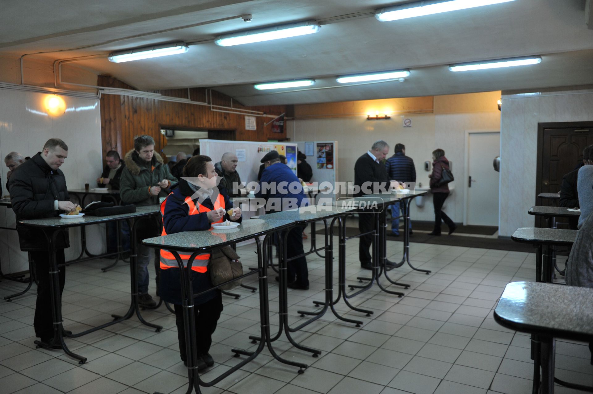 Москва. Посетители за стойками чебуречной `Дружба`, которая находится в Панкратьевском переулке рядом с метро `Сухаревская`.