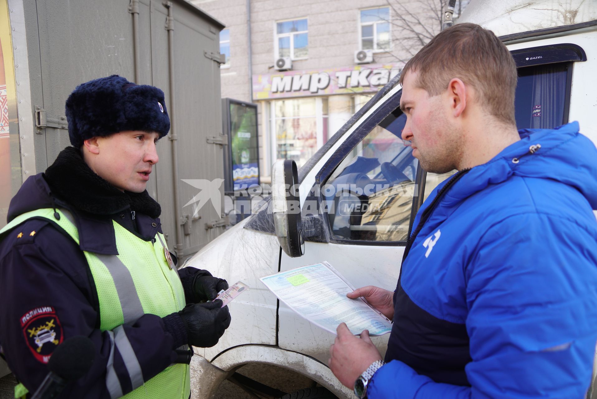 Екатеринбург. Сотрудник ДПС проверяет документы у водителя во время совместного рейда с судебными приставами по поиску должников.