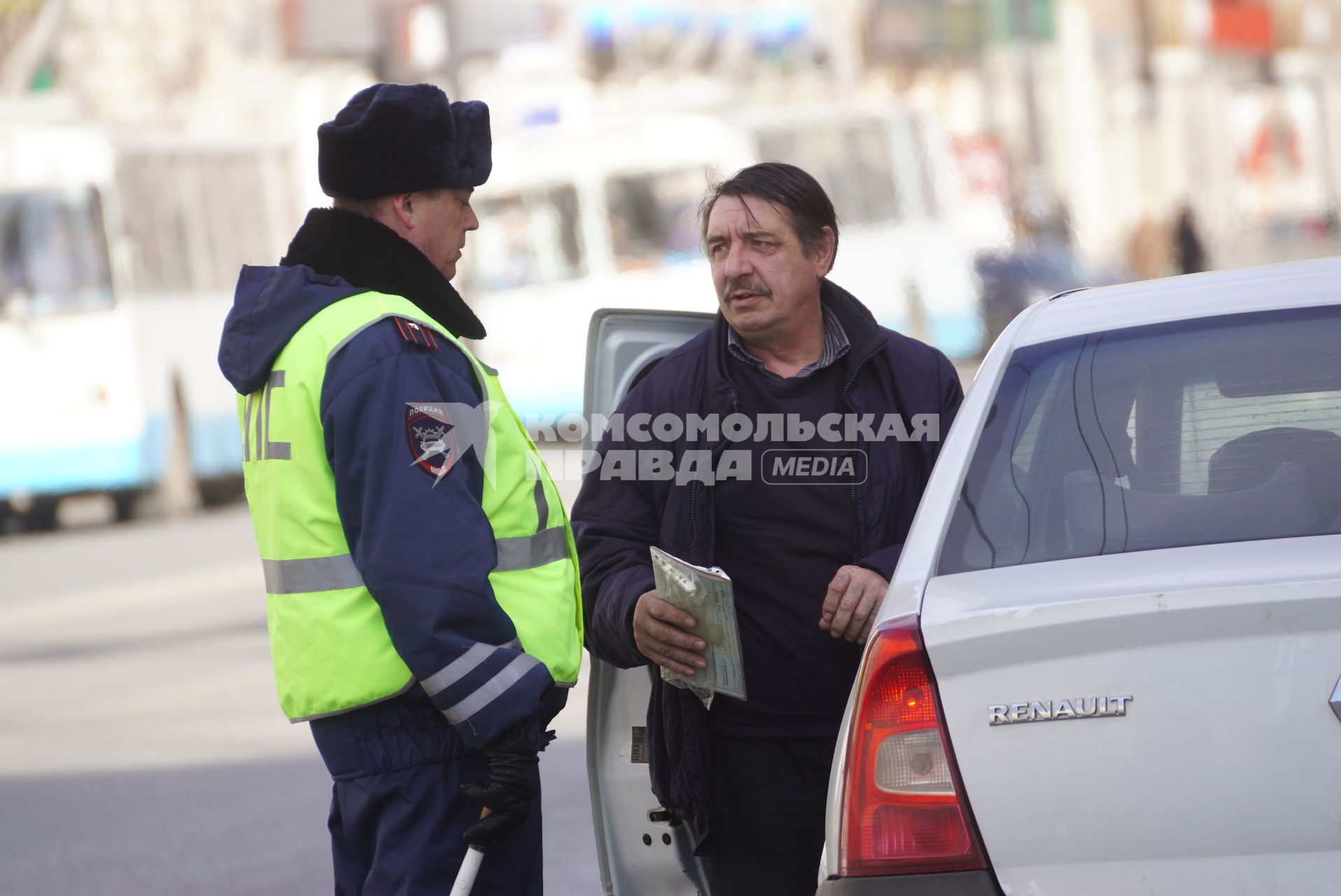 Екатеринбург. Сотрудник ДПС проверяет документы у водителя во время совместного рейда с судебными приставами по поиску должников.