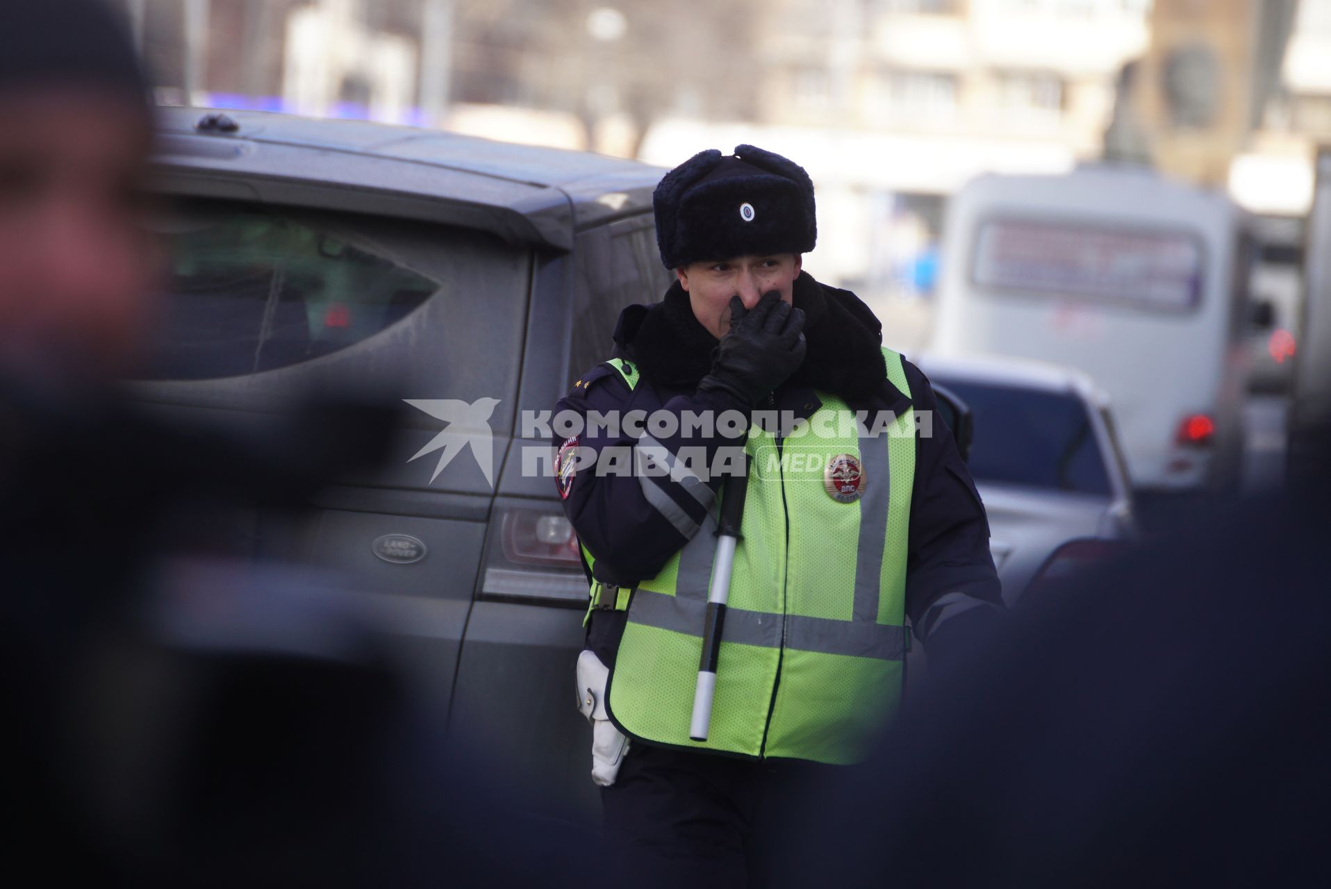 Екатеринбург. Сотрудник ДПС во время совместного рейда с судебными приставами по поиску должников.