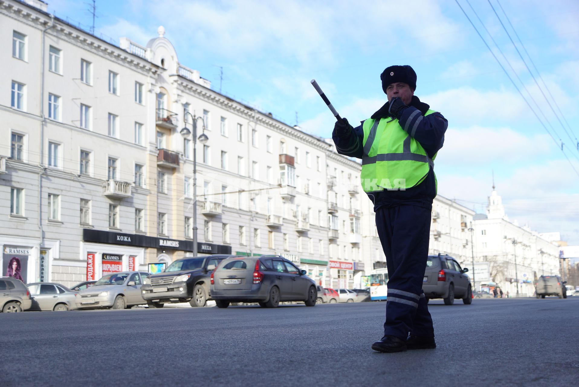 Екатеринбург. Сотрудник ДПС останавливает машину для проверки документов во время совместного рейда с судебными приставами по поиску должников.