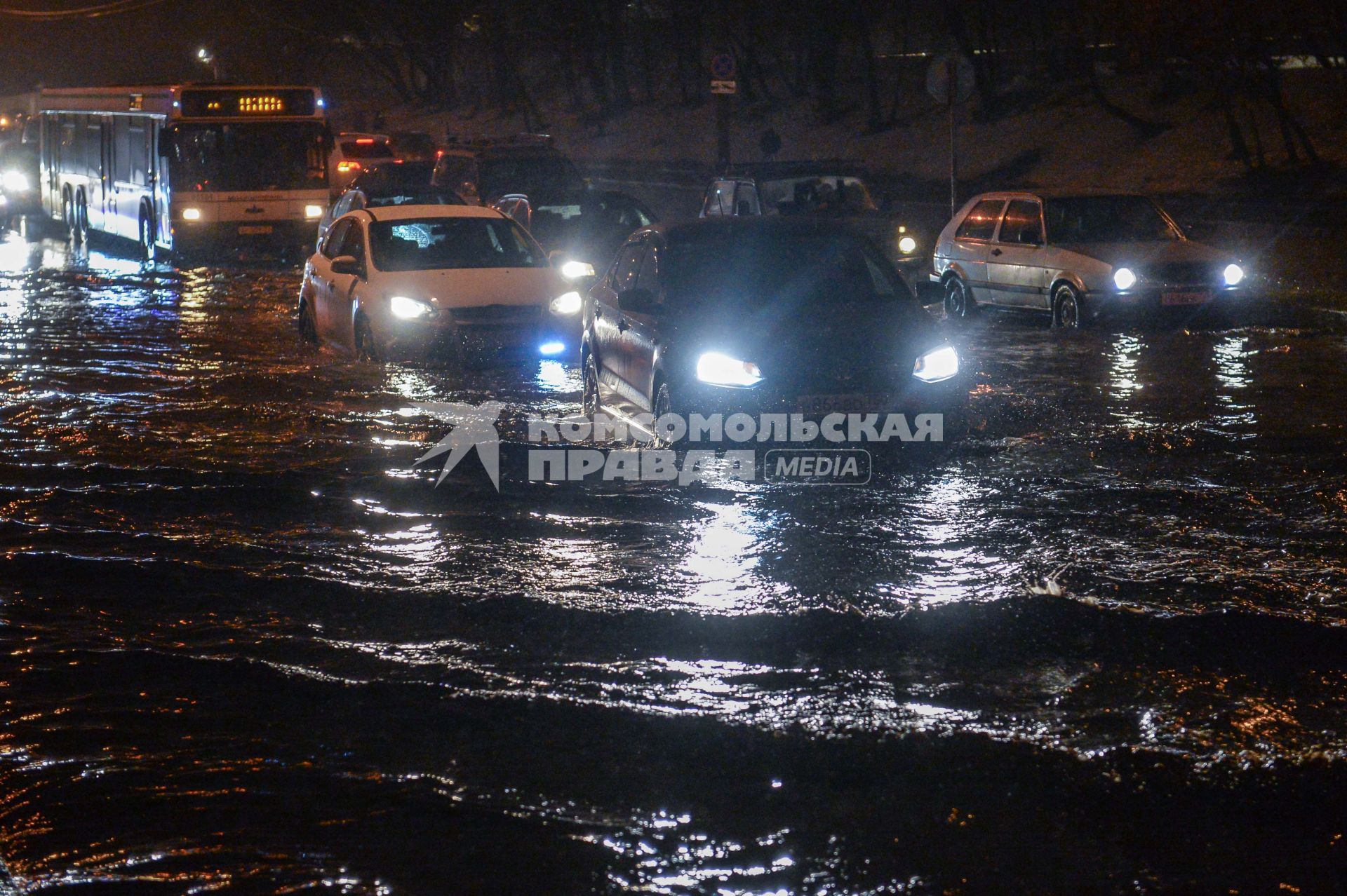 Москва. Автомобили едут по улице, затопленной в результате сильного дождя.