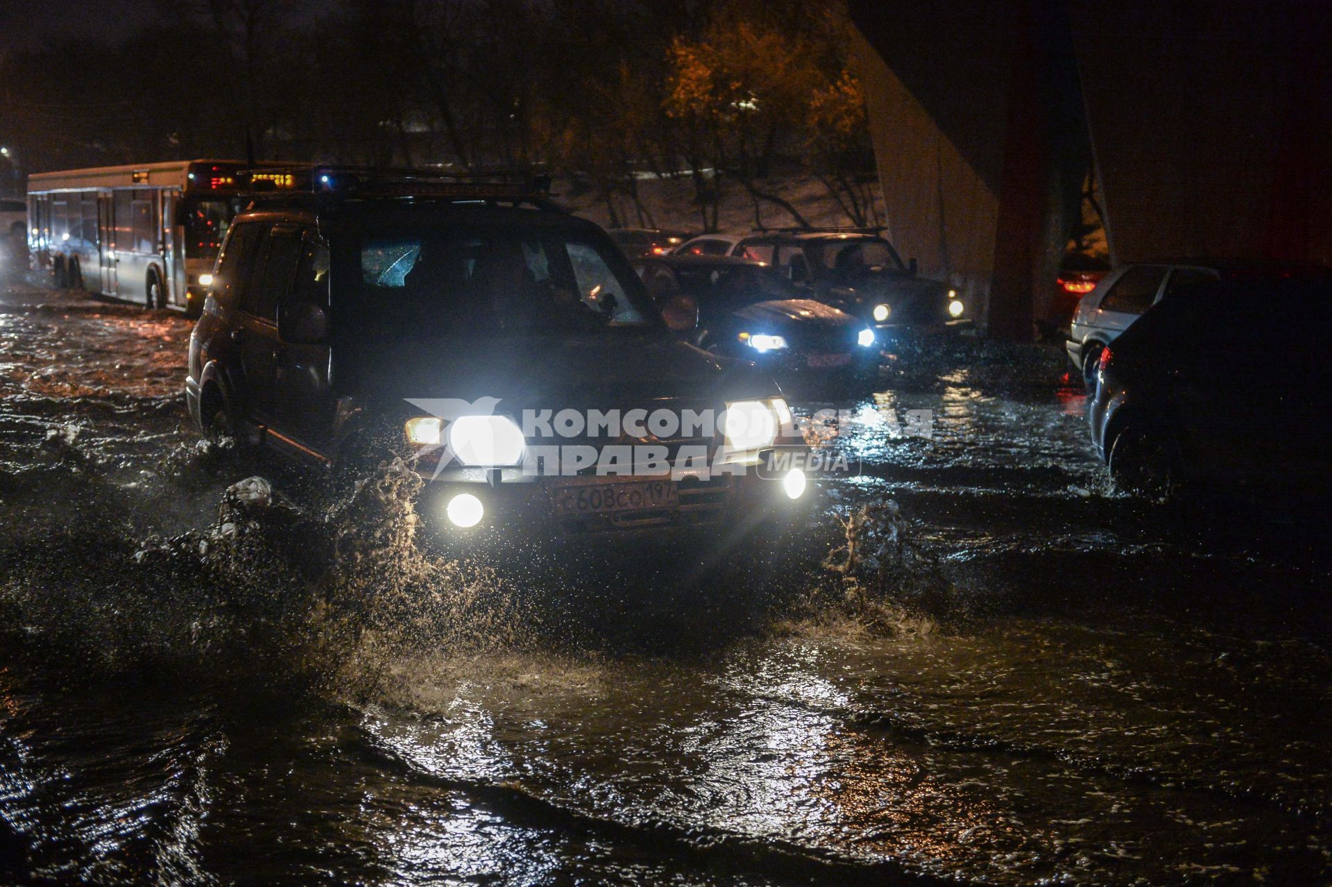 Москва. Автомобили едут по улице, затопленной в результате сильного дождя.