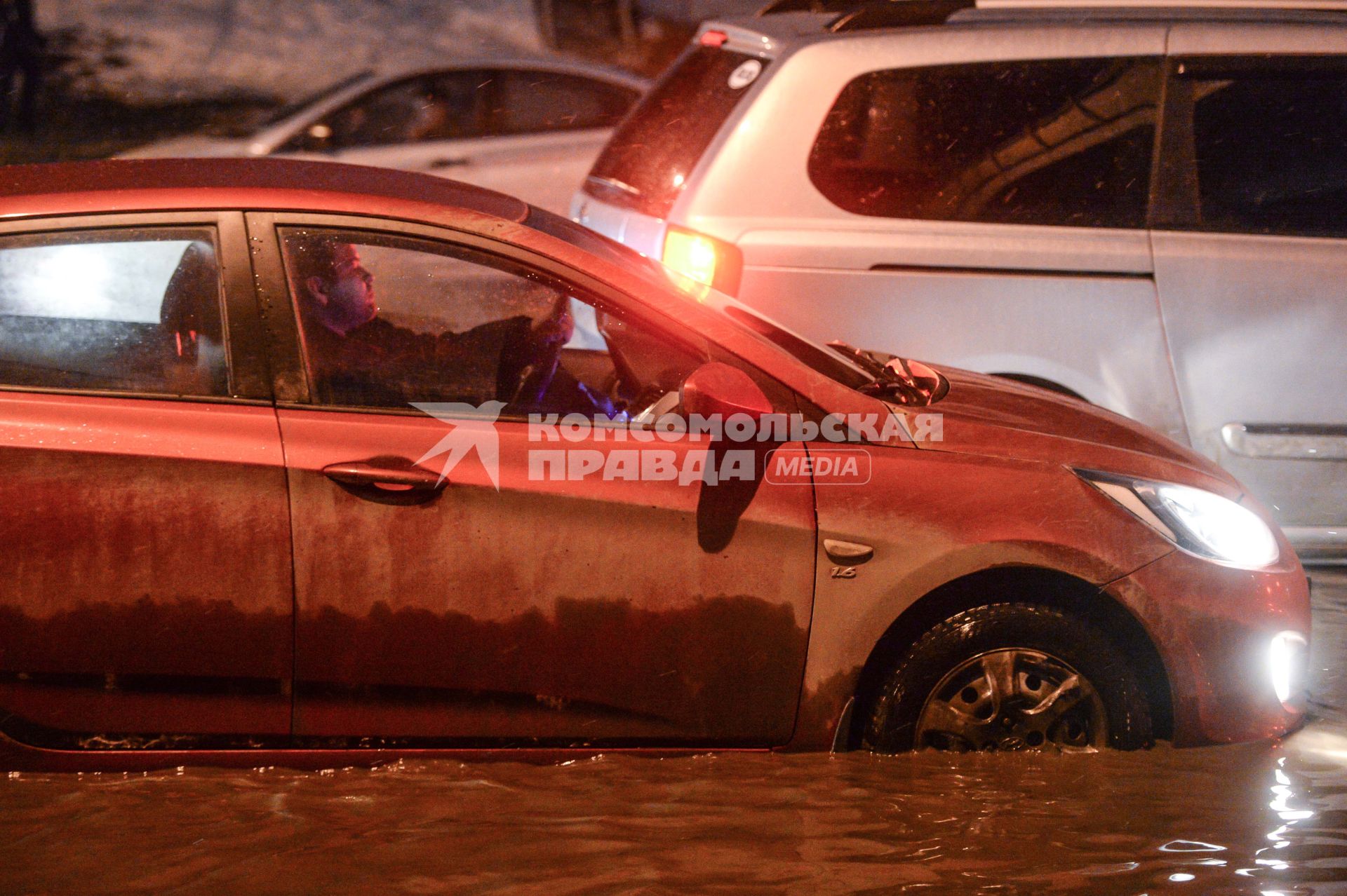 Москва. Автомобили едут по улице, затопленной в результате сильного дождя.