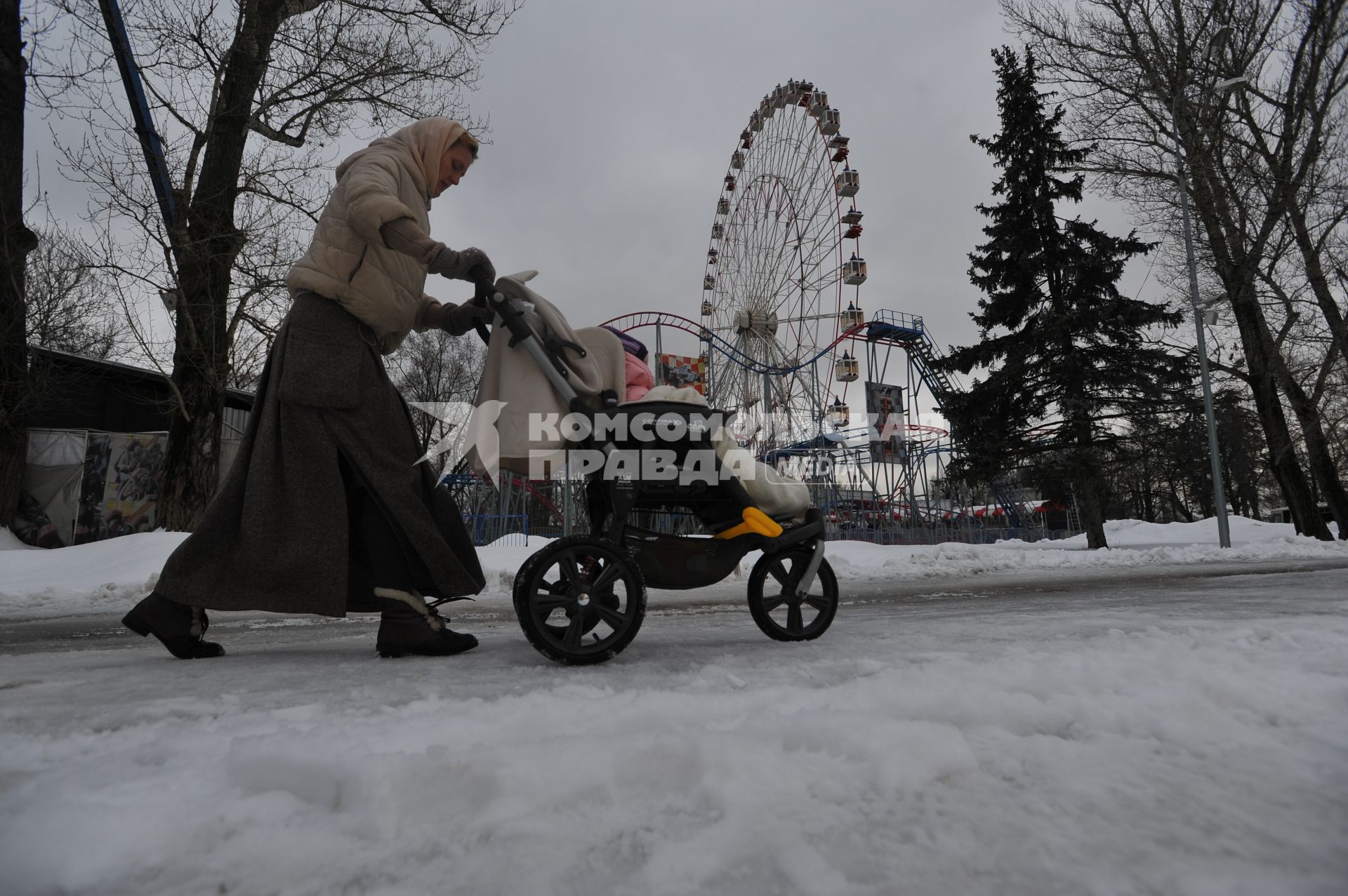 Москва.   Колесо обозрения, подлежащее демонтажу на ВДНХ.