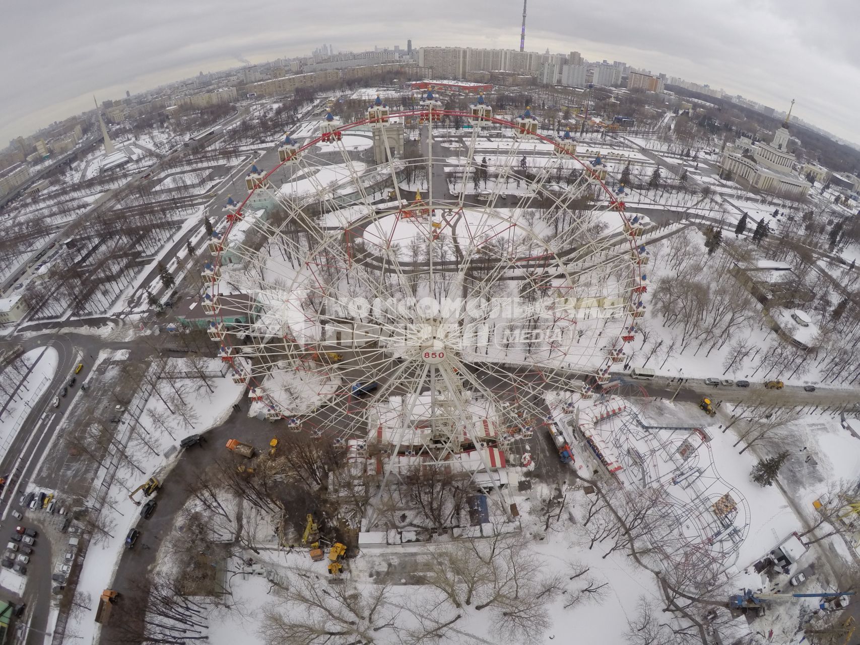 Москва.   Колесо обозрения, подлежащее демонтажу на ВДНХ.