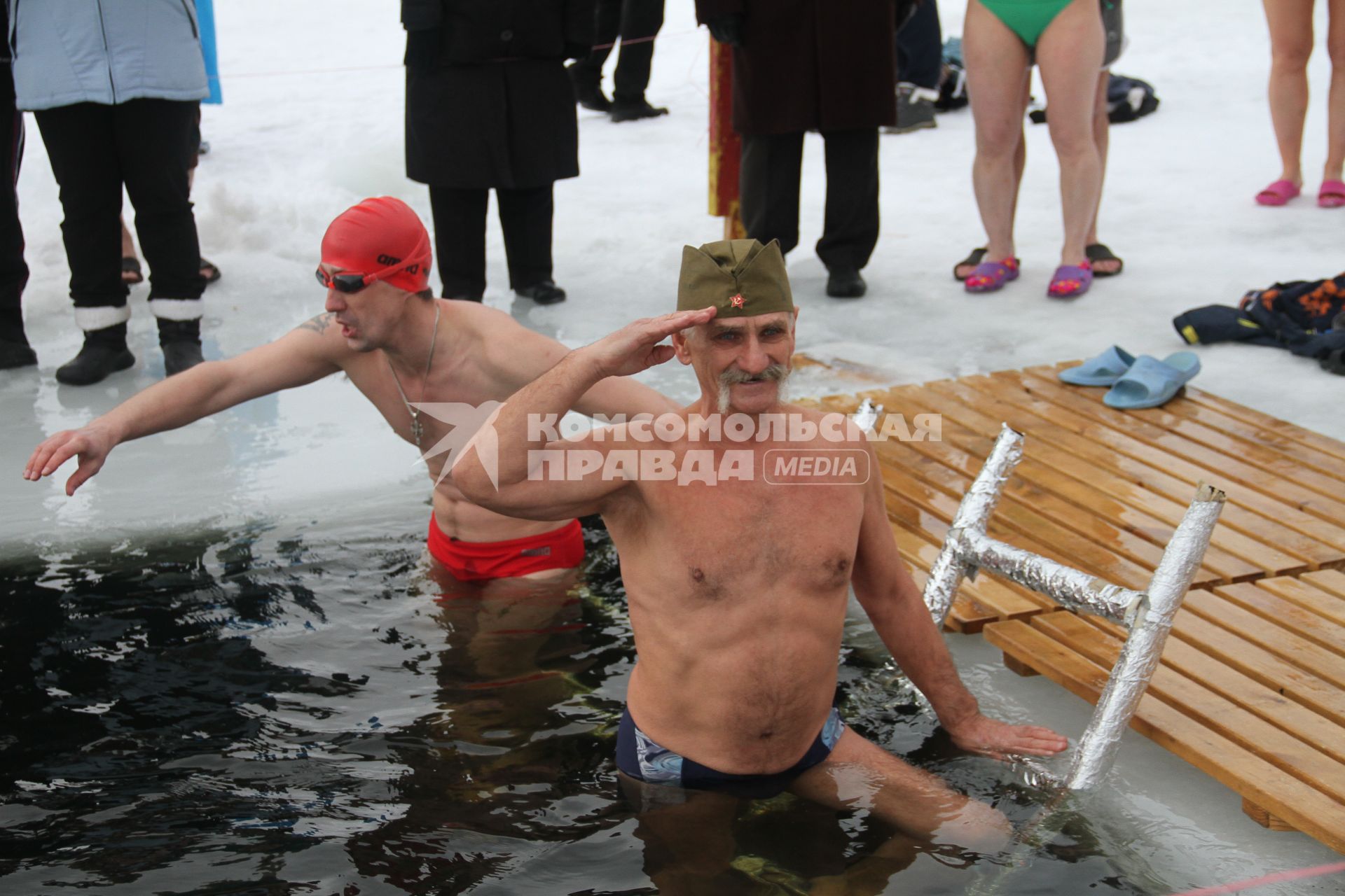 Нижний Новгород. `Моржи` отпраздновали День защитника Отечества заплывом в ледяной воде.