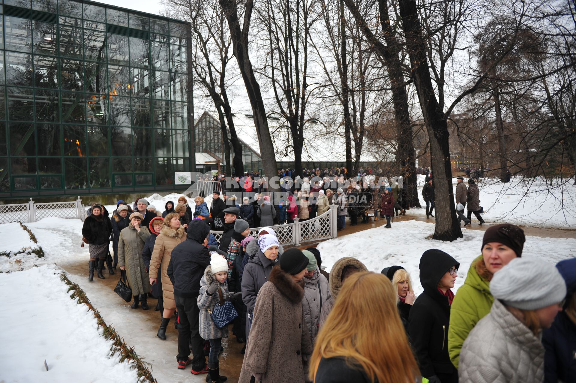 Москва. Очередь в Аптекарский огород Ботанического сада МГУ на выставку `Репетиция весны`.