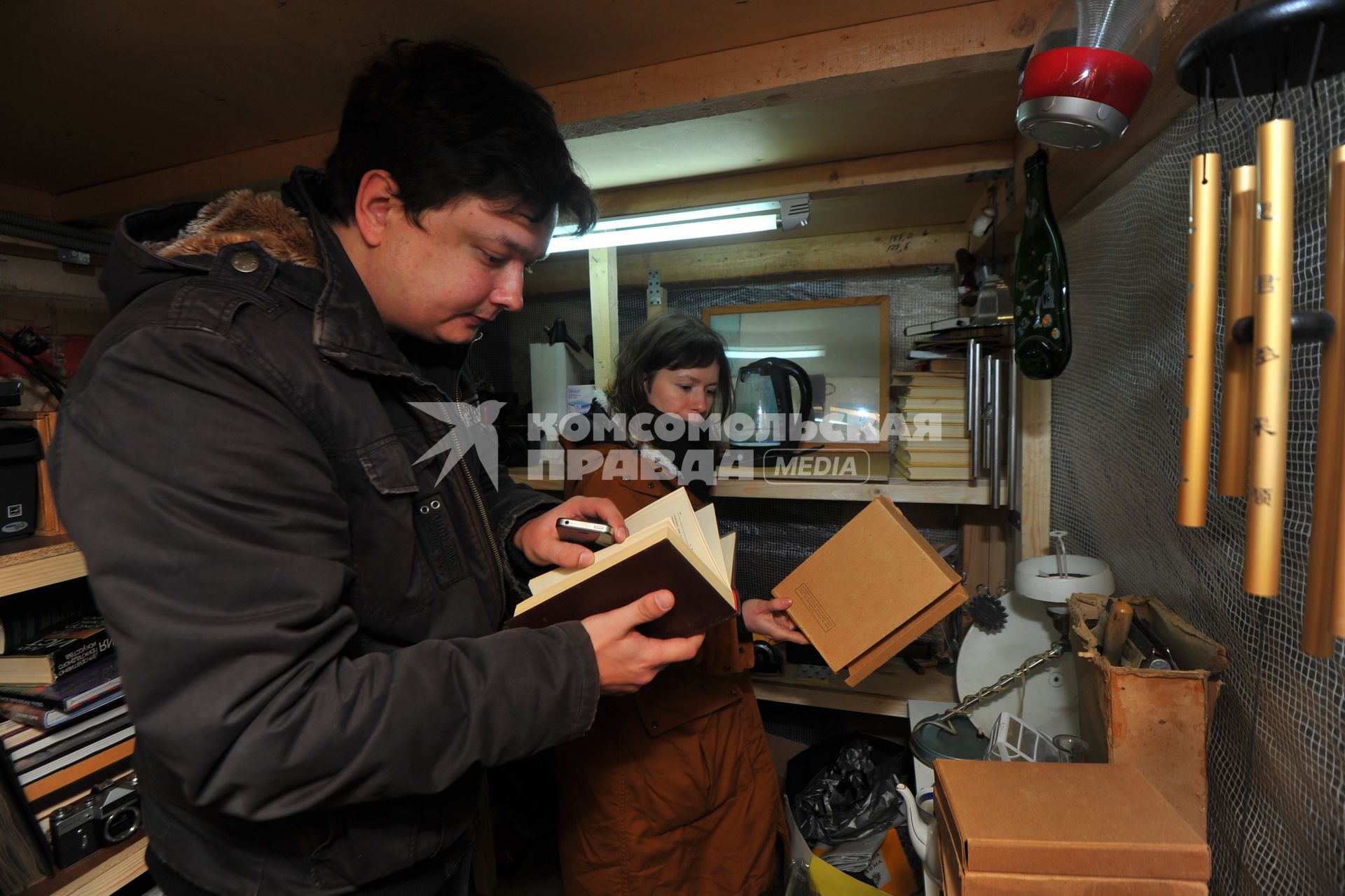 Москва. Корреспондент `Комсомольской Правды` Павел Клоков рассматривает предметы, найденные на помойках и собранные в магазине `Свалка`по адресу: Волгоградский прспект,32, корпус 36, на территории завода АЗЛК  `Москвич.