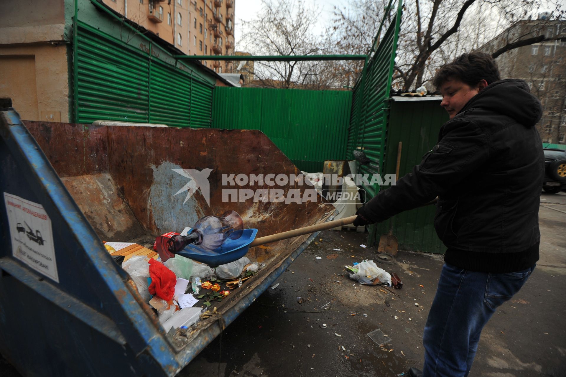 Москва. Корреспондент `Комсомольской Правды` Павел Клоков роется в мусорных контейнерах.