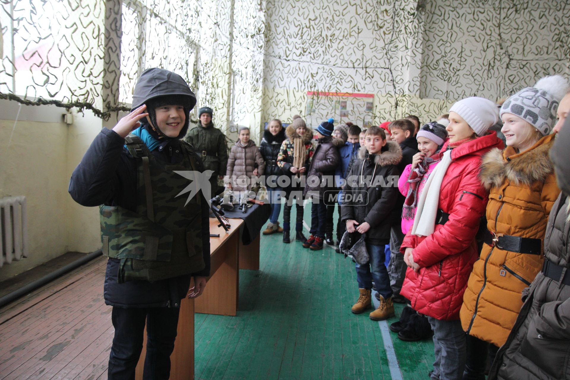 Иркутск. Школьники во время экскурсии по войсковой части.