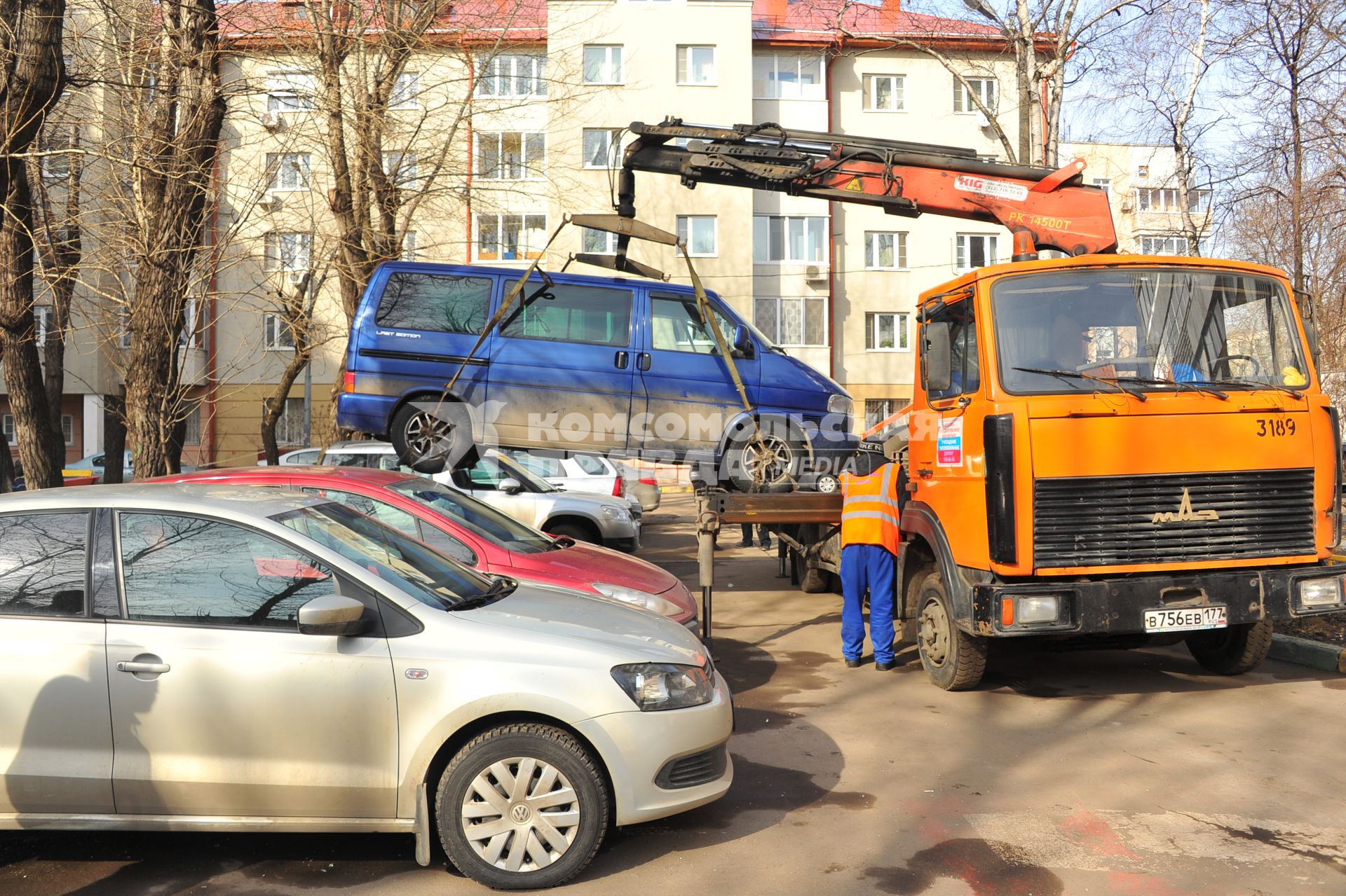 Москва. Эвакуация неправильно припаркованного автомобиля.