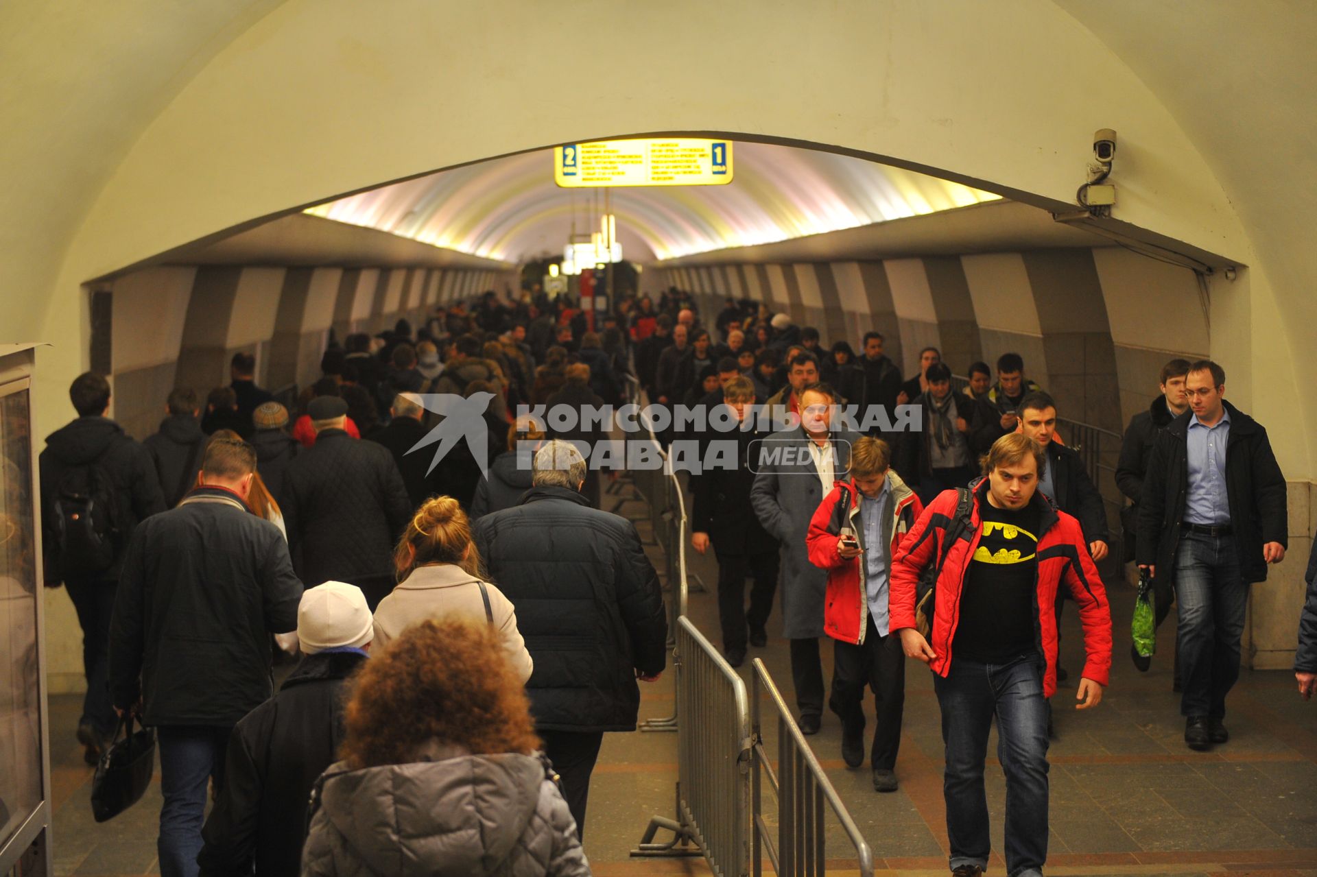 Москва. Пассажиры на Калужско-Рижской линии столичного метро во время особого режима движения поездов, связанного с ремонтными работами.