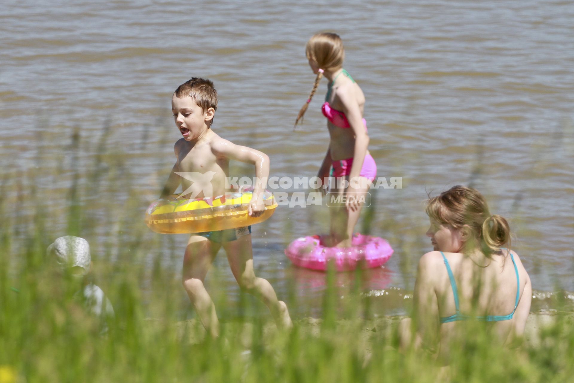 Барнаул. Дети купаются в реке.