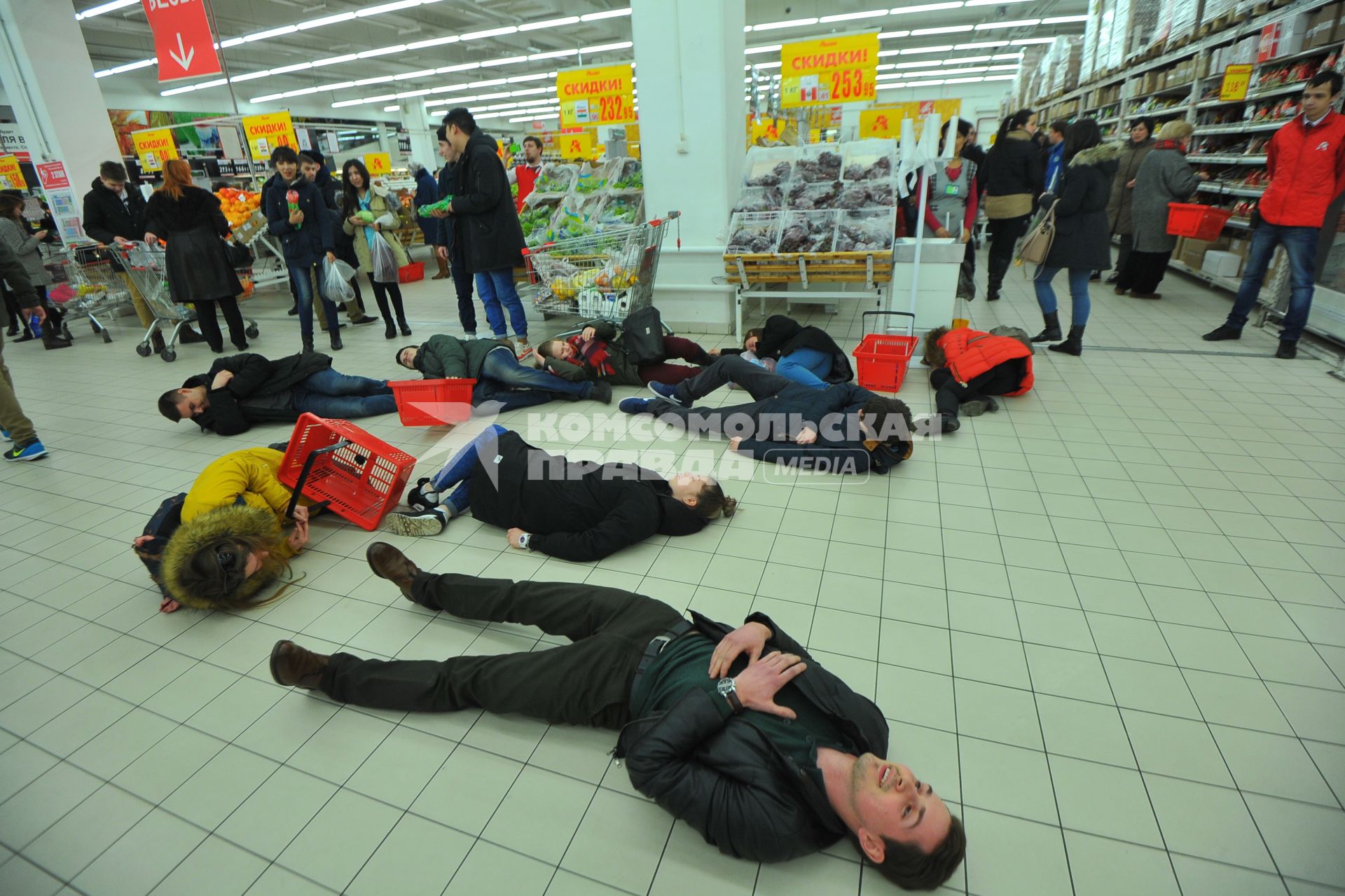 Москва. В магазине `Ашан ` ТЦ` Гагаринский`участники общественной организации `Правда о еде` провели масштабный флешмоб против  `налога на бедных`.  На  переднем плане - координатор  акции Максим Ракша.