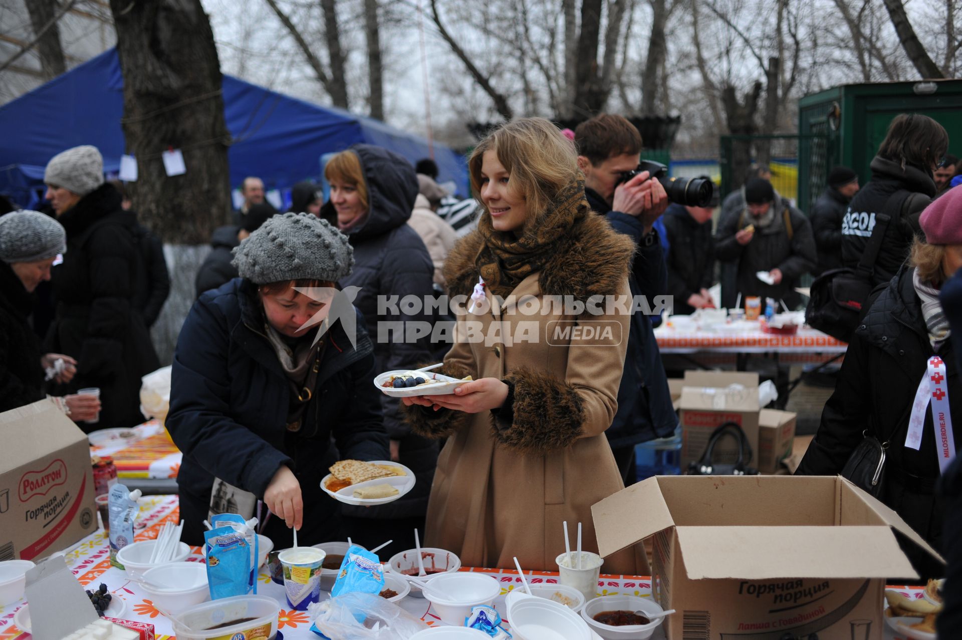 Москва. Перед концертом Дмитрия Певцова, посвященного дню рождения программы `Возвращение`, бездомных накормили масленичными  блинами и напоили чаем.