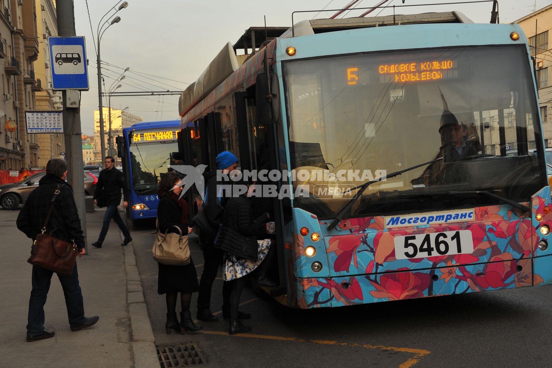 Москва. Пассажиры заходят в троллейбус маршрута `Б`  на  Садовом кольце.