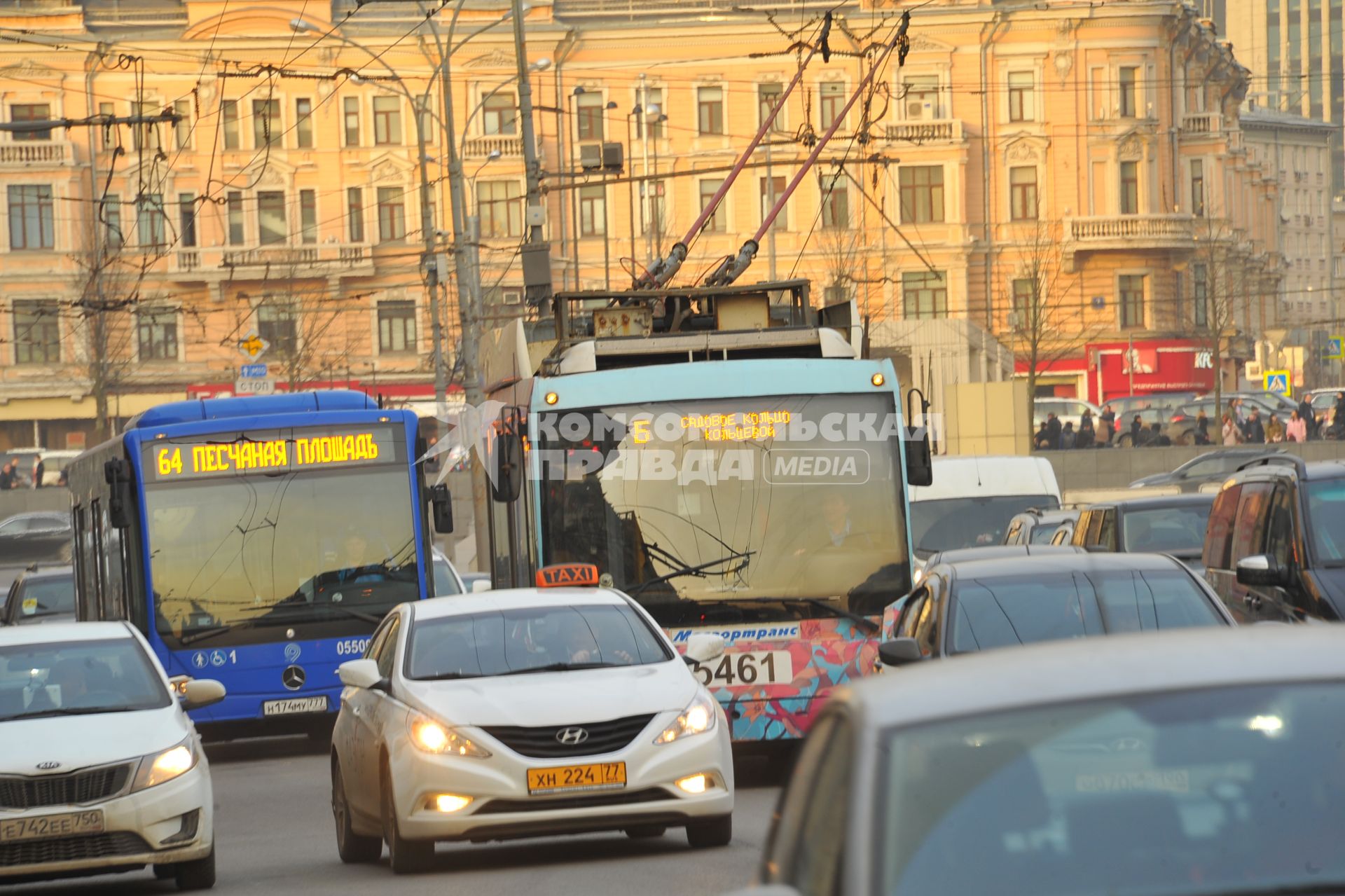 Москва. Троллейбус маршрута `Б` в потоке машин на  Садовом кольце.