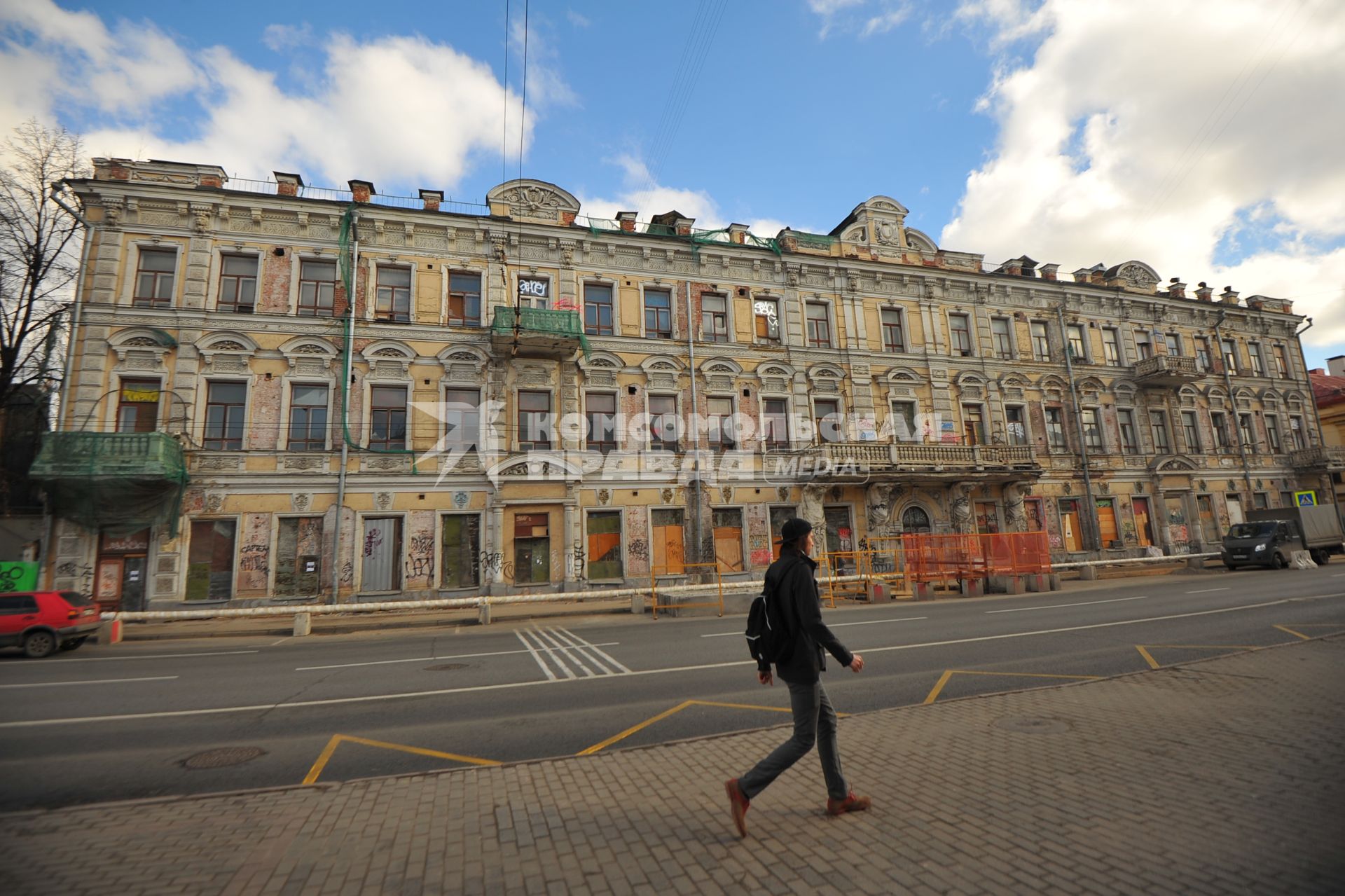 Москва. Бывший доходный дом с чайным магазином Торгового дома Расторгуевых известный  как `Дом с атлантами` на улице Солянка,  получивший статус выявленного объекта культурного наследия.